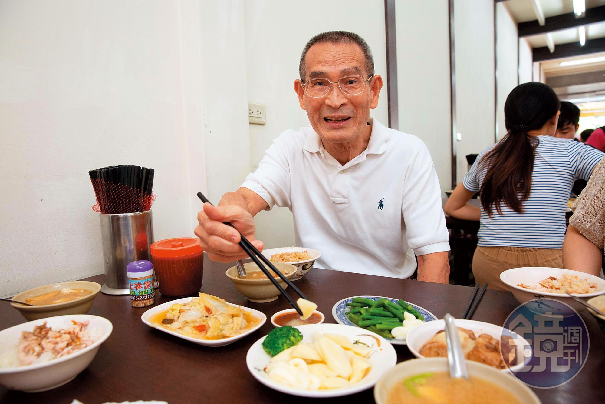 事業版圖擴及全球，但陳盈貴仍相當節儉，走在路上就像一個尋常的平凡阿北。