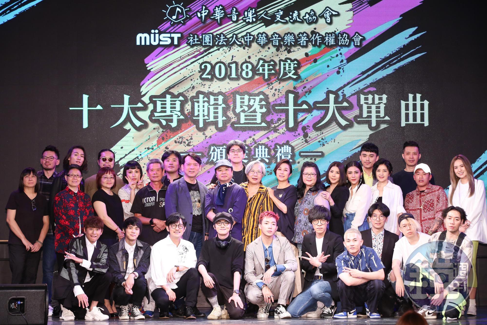  中華音樂人交流協會今舉辦年度十大專輯暨單曲頒獎典禮，金曲歌后入圍者艾怡良、孫盛希，金曲歌王入圍者柯智棠、謝震廷及ØZI（陳奕凡）等人皆出席。