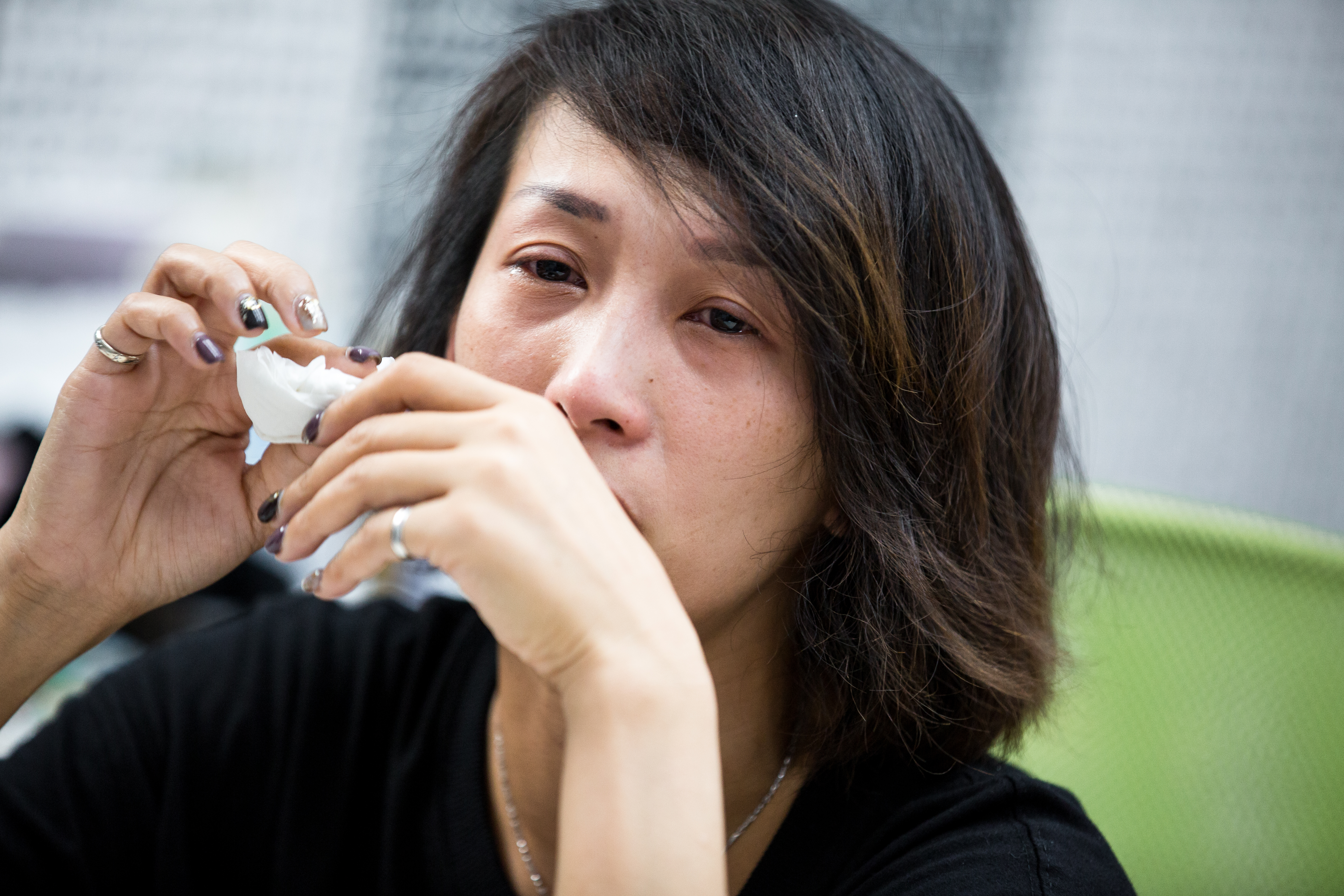 父母親很早就離異，個性堅強的劉凱君提到母親因為自己長得像爸爸，不願帶她離開，忍不住落下淚來。