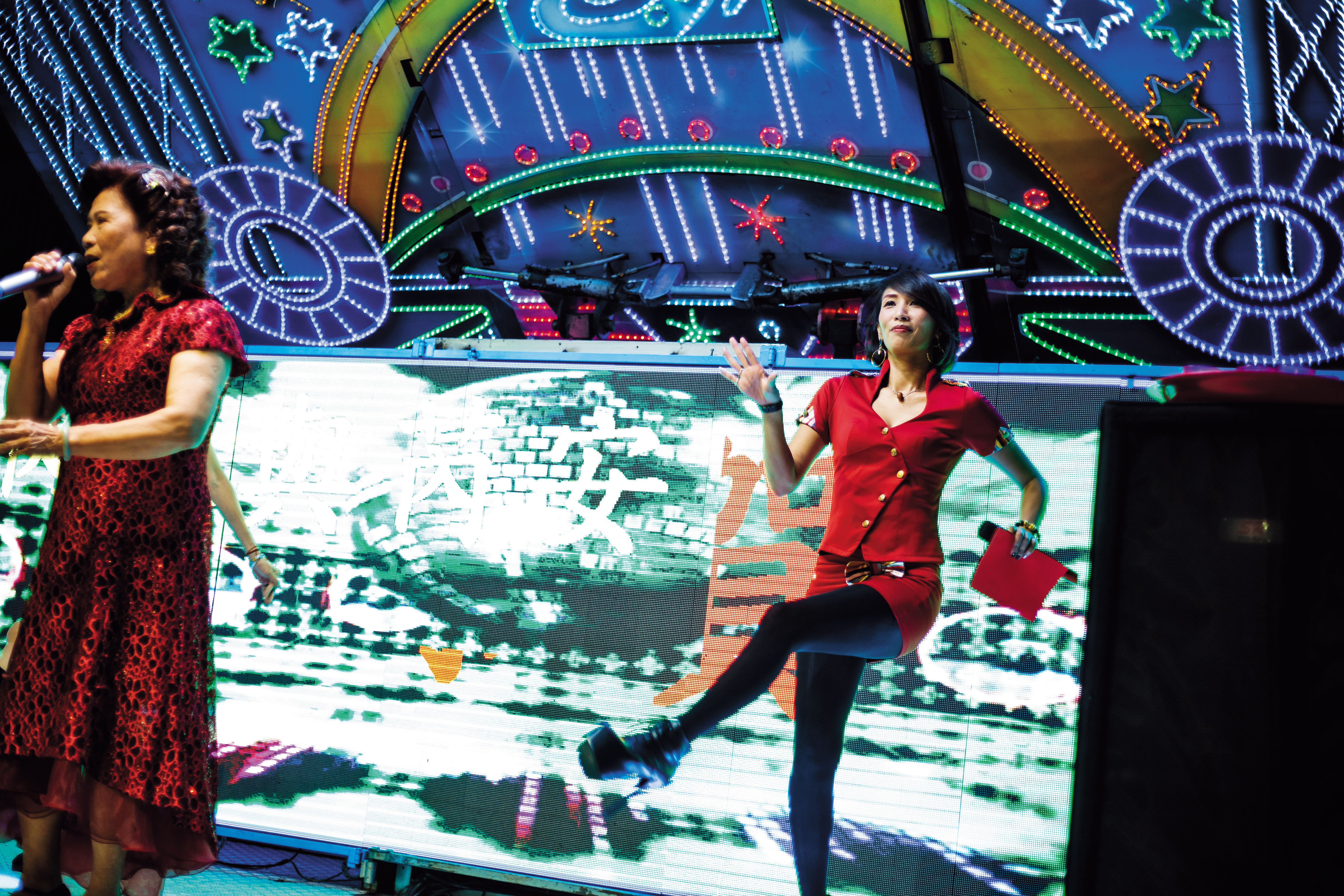 晚會主持不只是要說話熱場、帶氣氛，歌手或賓客上台表演時，劉凱君（右）還會兼和聲、伴舞。