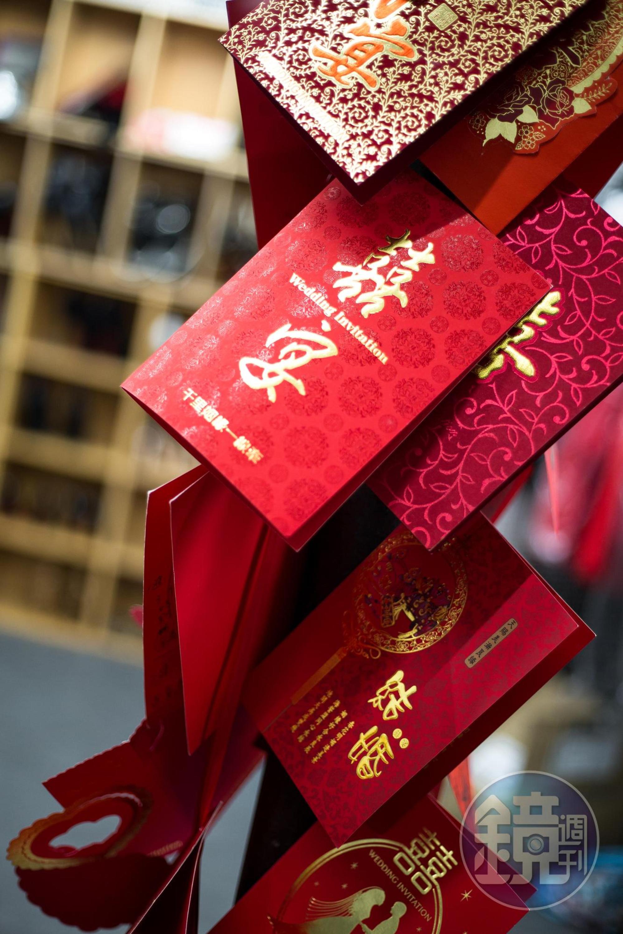 劉凱君有收集喜帖的習慣，主持完婚禮都會把喜帖帶回家當作紀念。