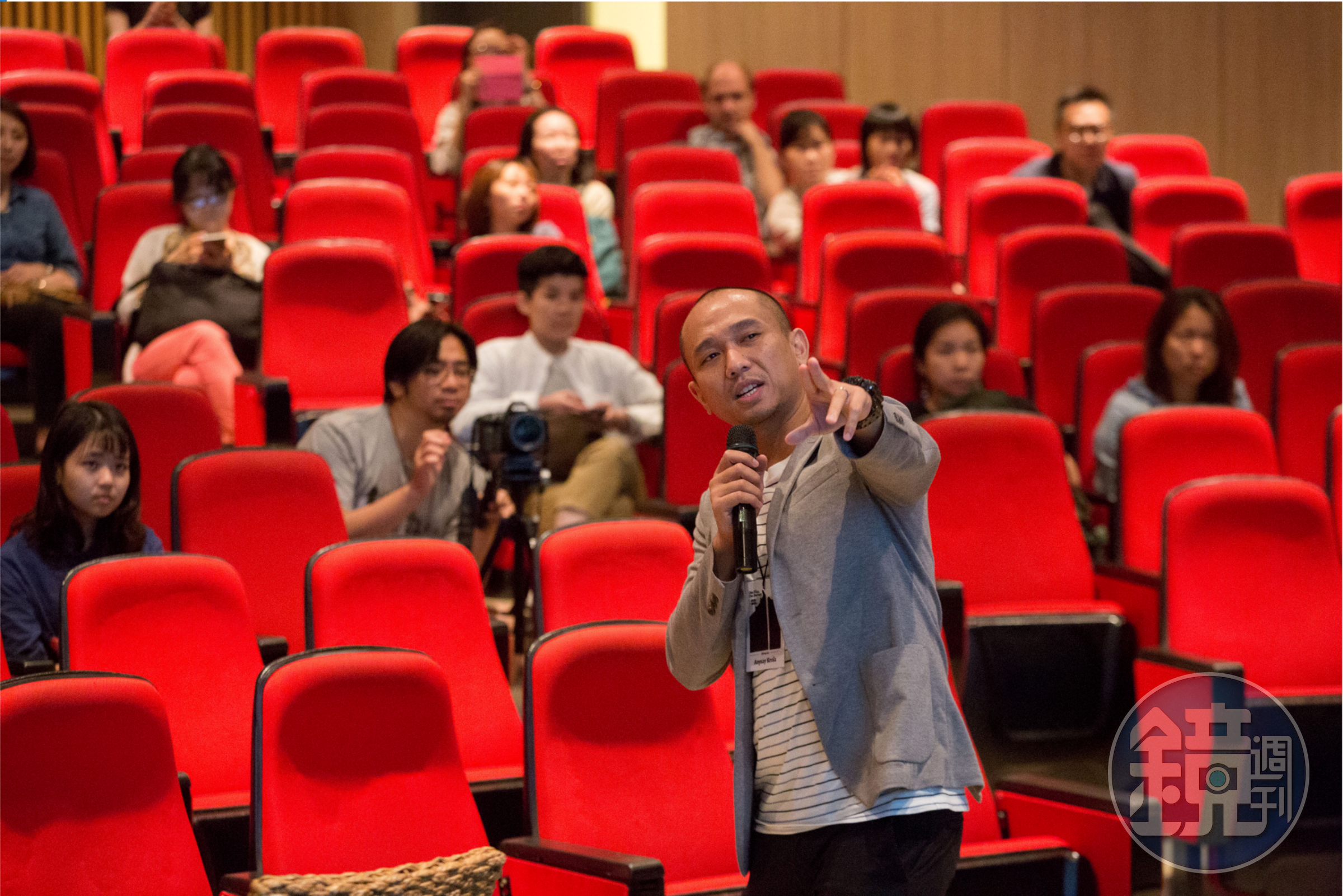 寮國導演Anysay Keola拍的《地平線際》內容涉及暴力血腥、還有刺青，挑戰政府電檢禁忌，原本拿不到拍攝和上映許可。