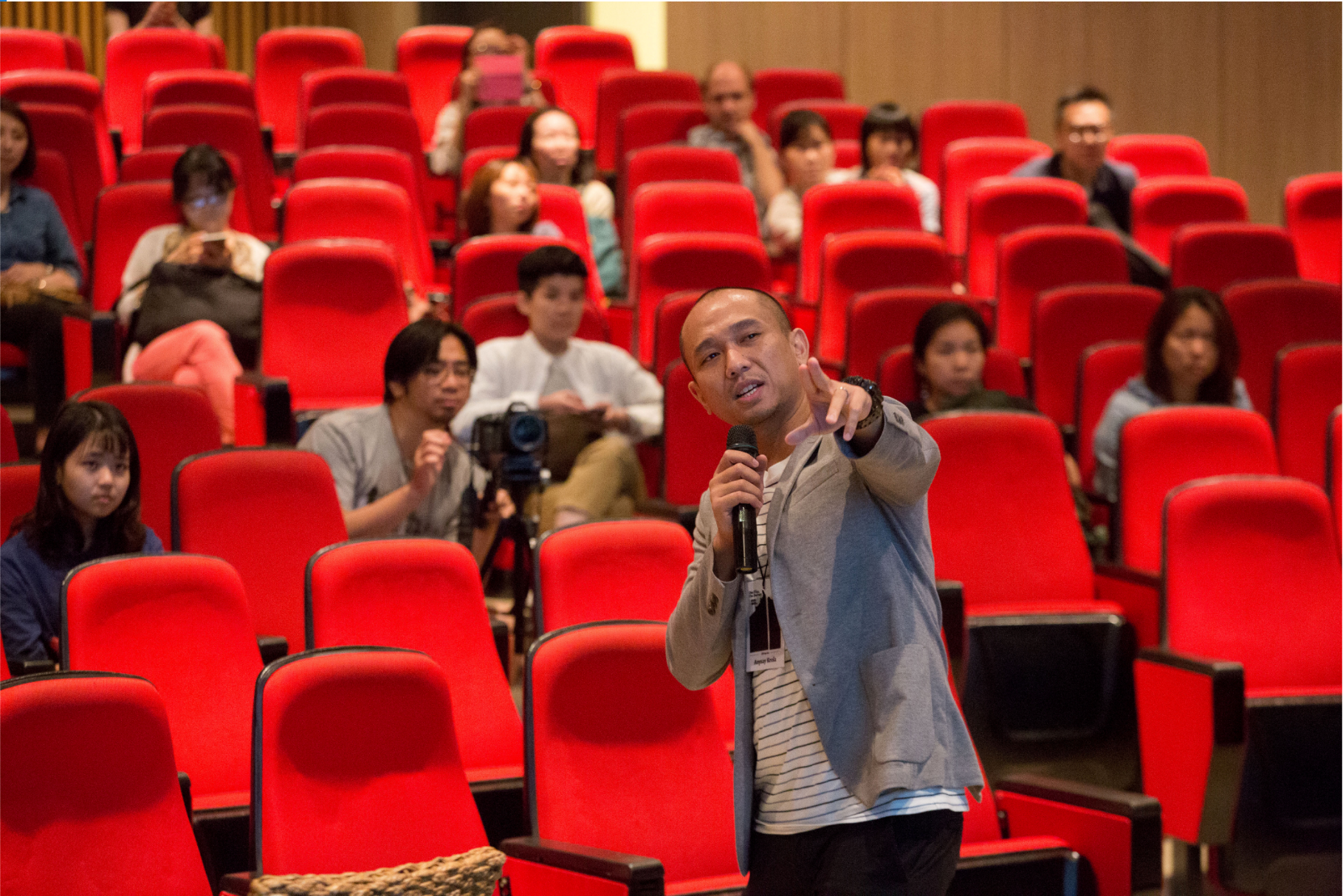 寮國導演Anysay Keola拍的《地平線際》內容涉及暴力血腥、還有刺青，挑戰政府電檢禁忌，原本拿不到拍攝和上映許可。