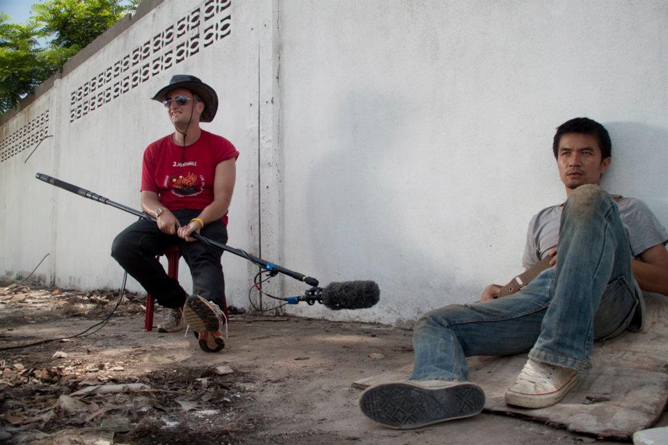 寮國電影經過幾十年斷層，專業演員少之又少，Anysay Keola找自己的朋友演出《地平線際》男主角（右），之前他完全沒有演戲經驗。（翻攝臉書）