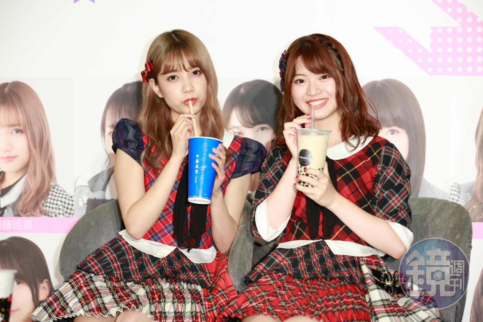 AKB48成員馬嘉伶與加藤玲奈在記者會開心嗨喝珍珠奶茶。