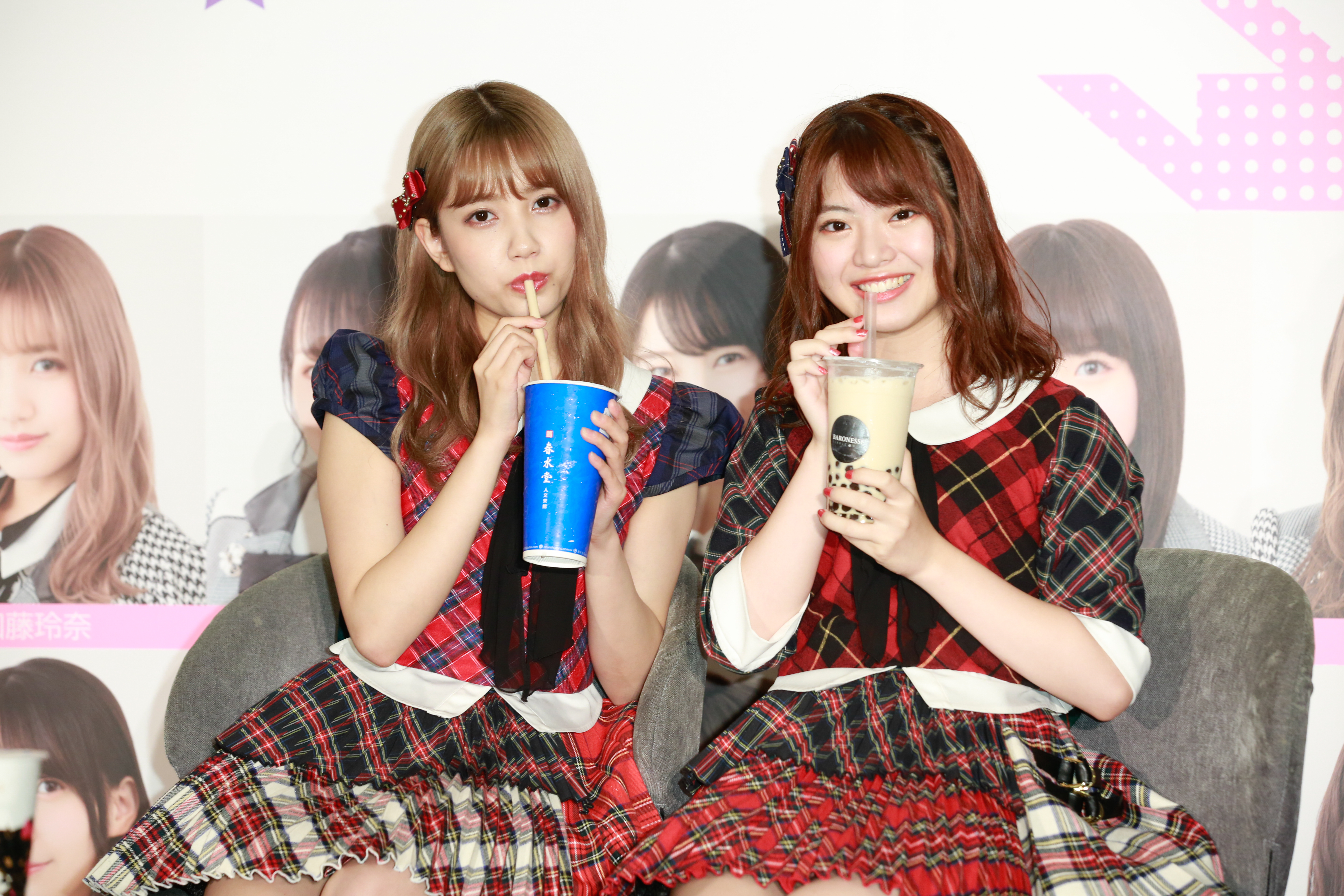 AKB48成員馬嘉伶與加藤玲奈在記者會開心嗨喝珍珠奶茶。