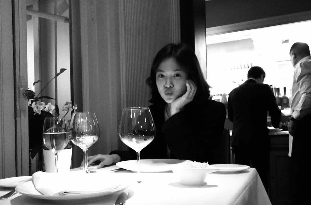 宋慧喬IG上還留有她與宋仲基在歐洲度蜜月的這張「老公視角」照片。（翻攝宋慧喬IG）