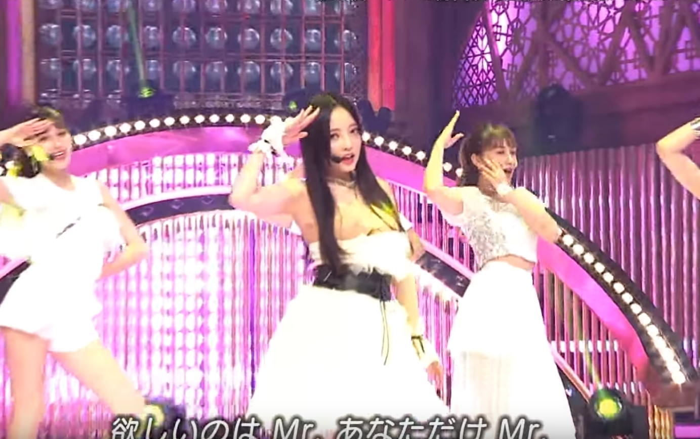 具荷拉胸前露出兩片NuBra，全被節目直播。（翻攝自日本節目《東京電視台音樂祭2019》）