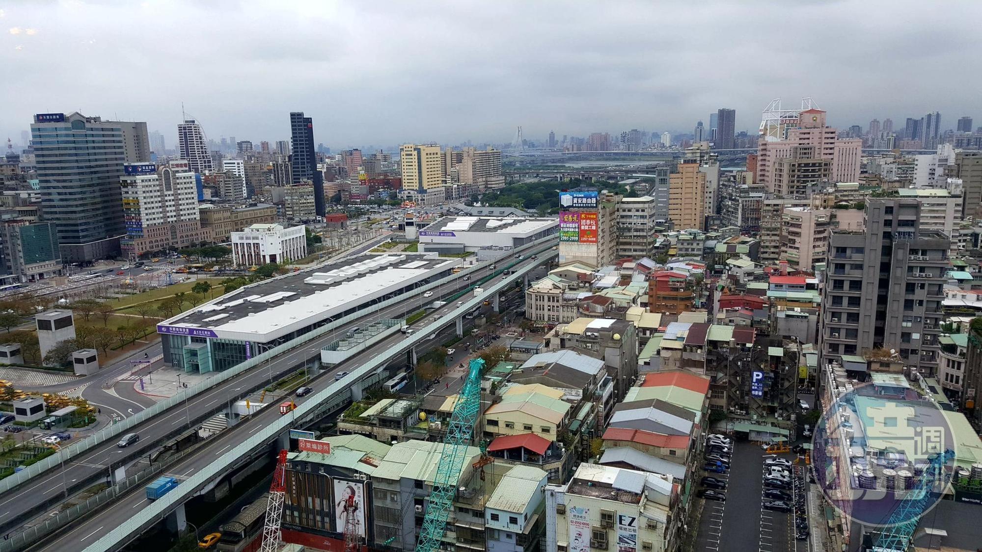 台北雙子星大樓開發案遭投審會認定獲得第一順位的南海馬頓團隊有國安疑慮確定駁回，北市府預計明天對外回應。