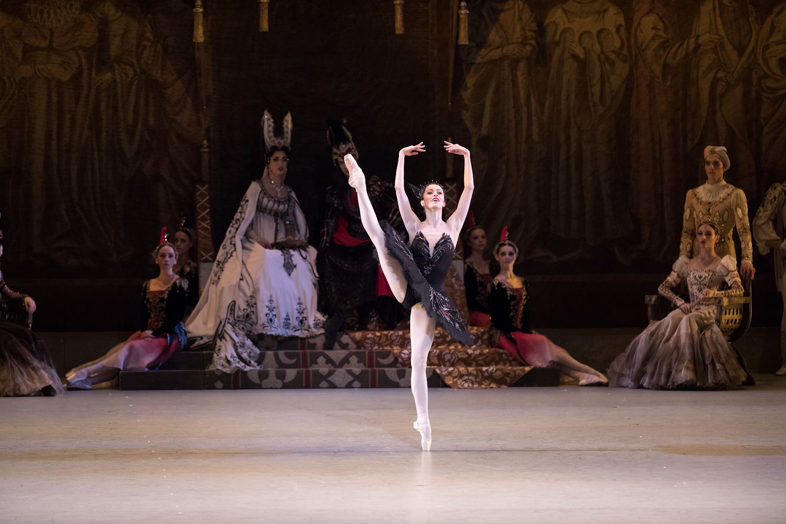 好的舞蹈地板可提供適當的彈性和摩擦力，減少舞者跌倒或受傷的風險。 （牛耳藝術提供）