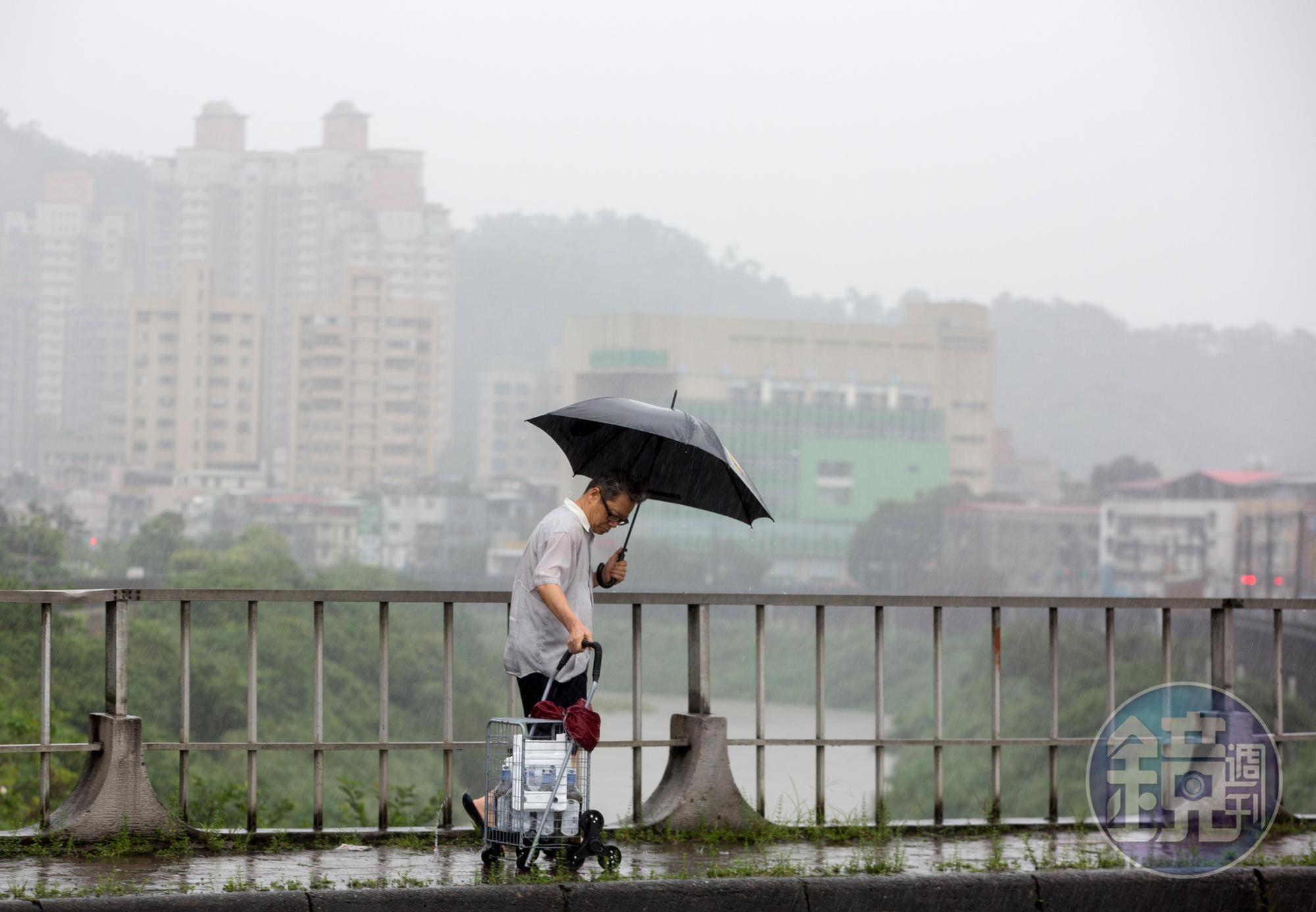 這幾天多有午後雷陣雨,提醒民眾出門記得帶把傘。