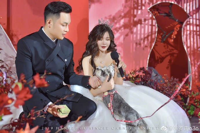 中國網紅直播主韓安冉16日與老公小豬補辦婚禮，沒想到才過了8天就鬧出離婚。（翻攝自韓安冉微博）
