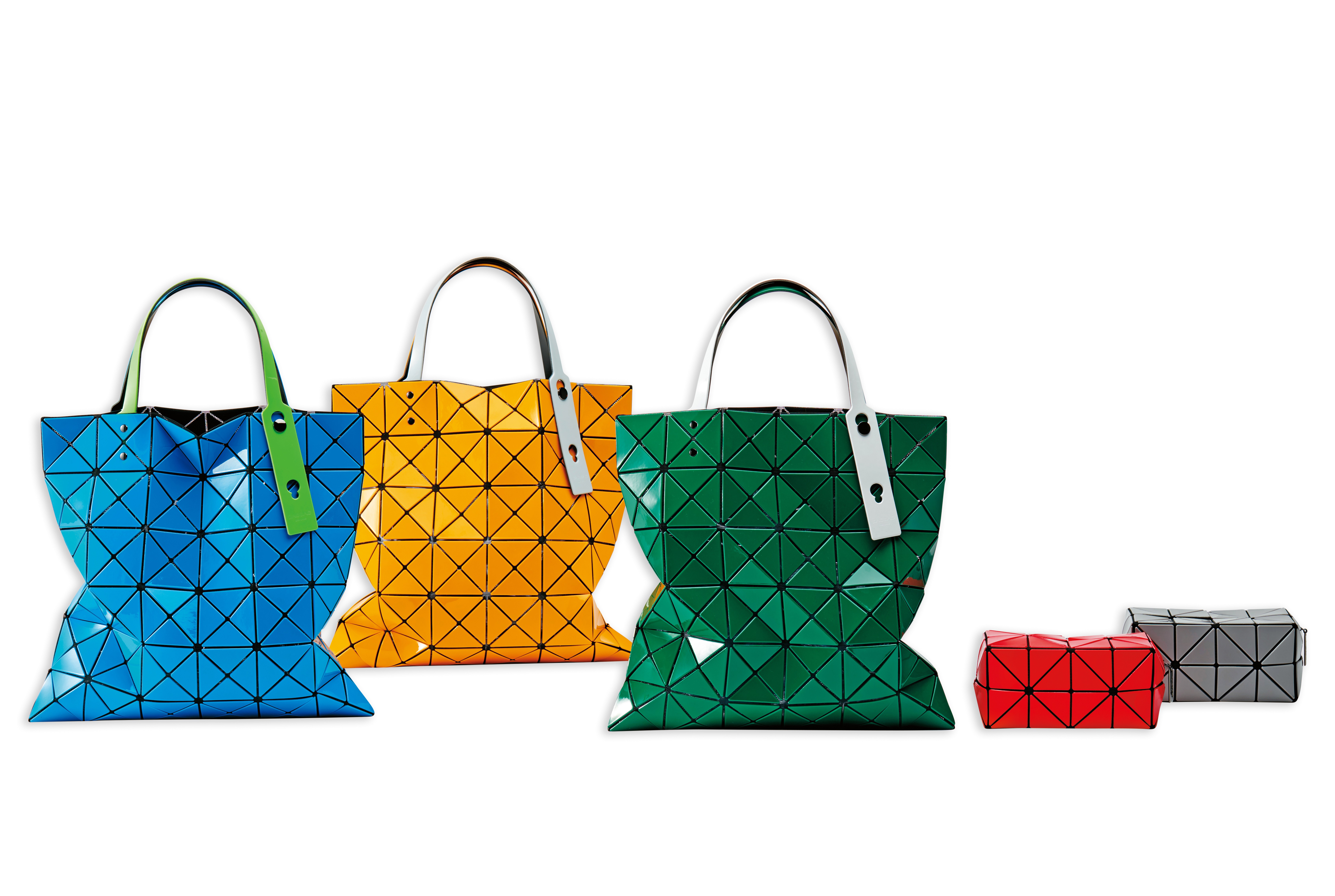 耀彩透光經典包NT$13,200、化妝包NT$7,600。(君梵提供)