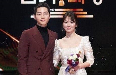 宋仲基（左）與宋慧喬協議離婚，令粉絲震驚不已。（翻攝自Naver）