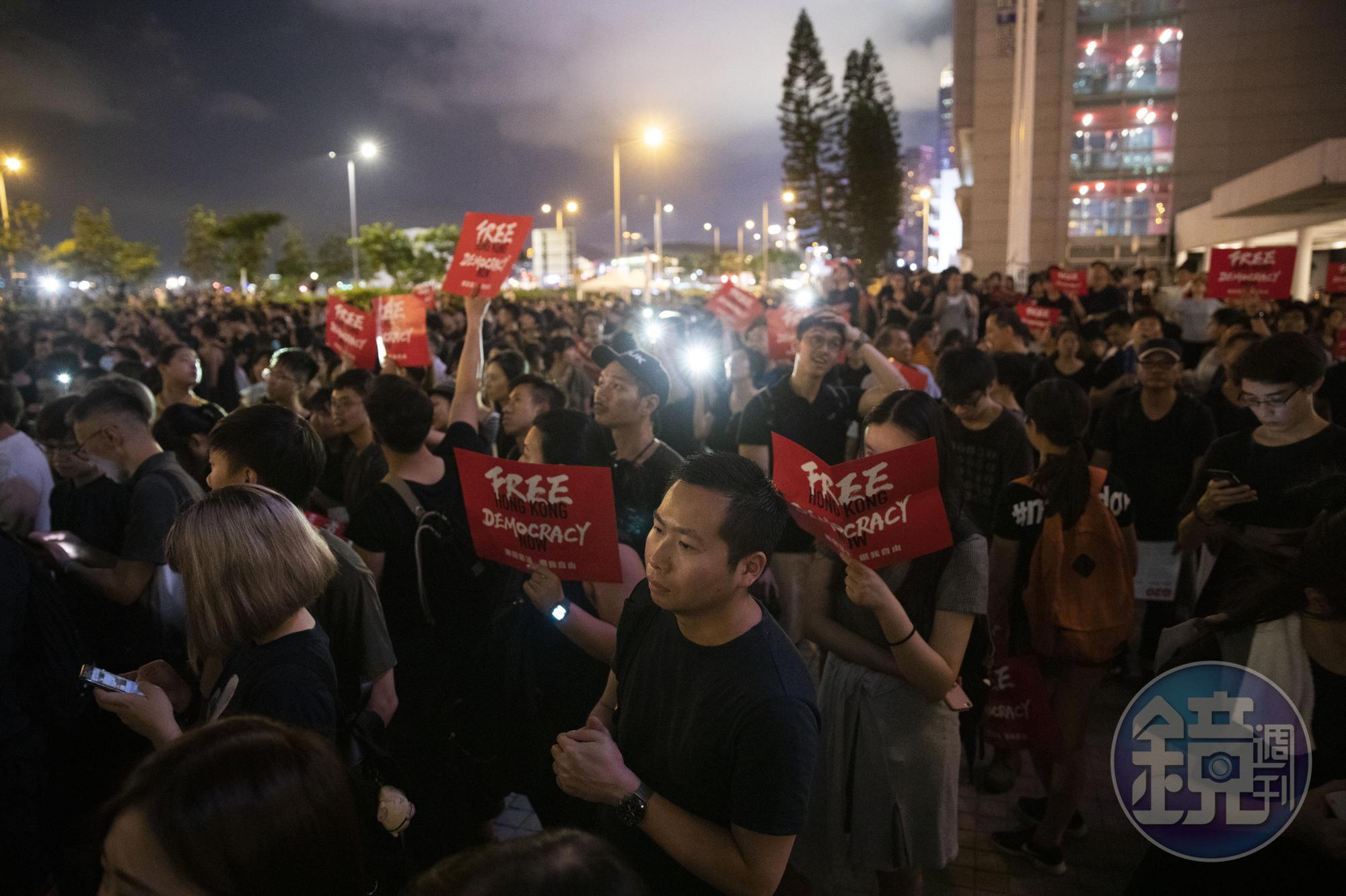 數萬名港人參與G20集會，手持「Free Hong Kong，Democracy Now！」標語，並在手機燈海中高唱〈Do You Hear the People Sing〉，場面非常動人。