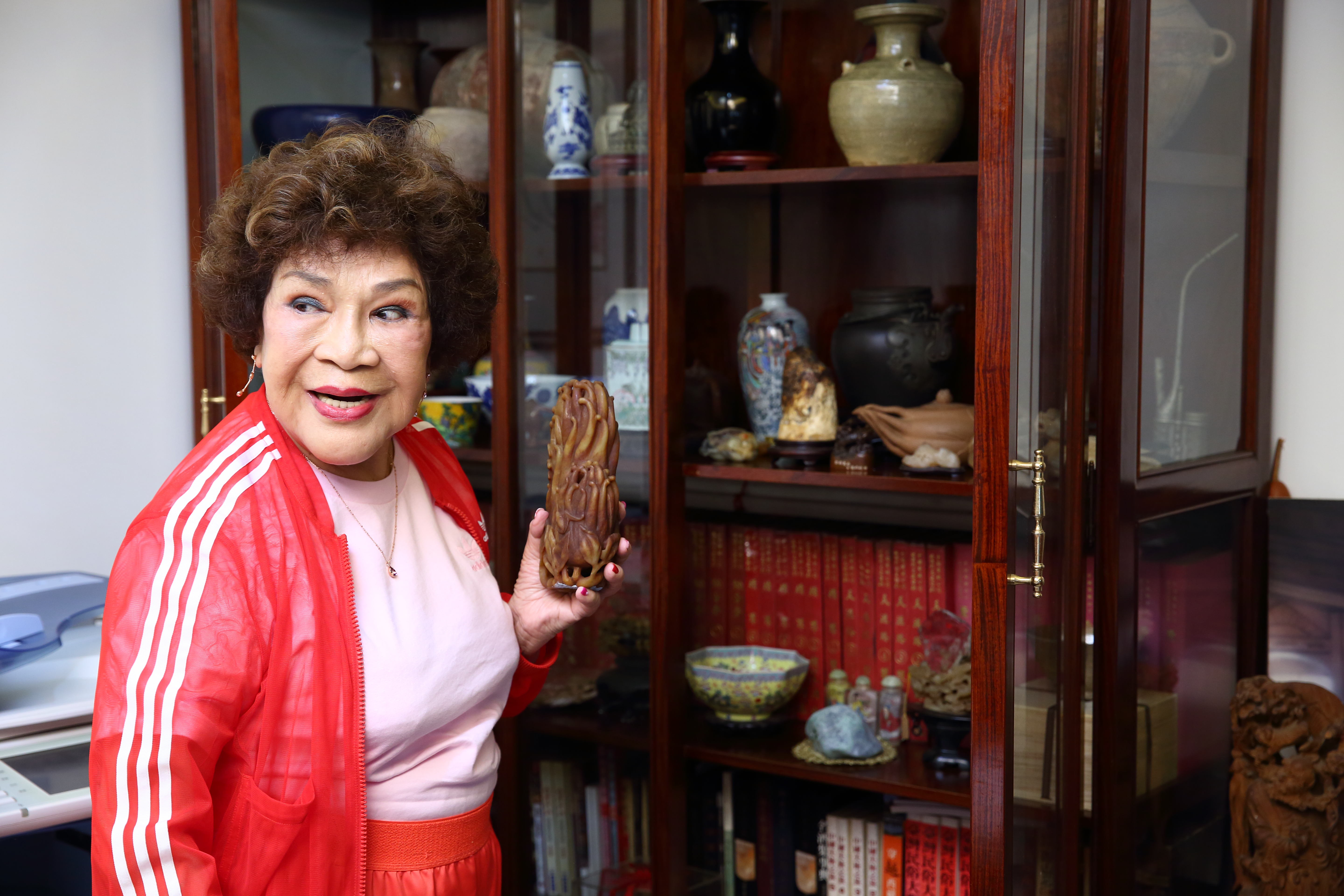 周遊因興趣收藏古董多年，因此也「玩」出不少財富。