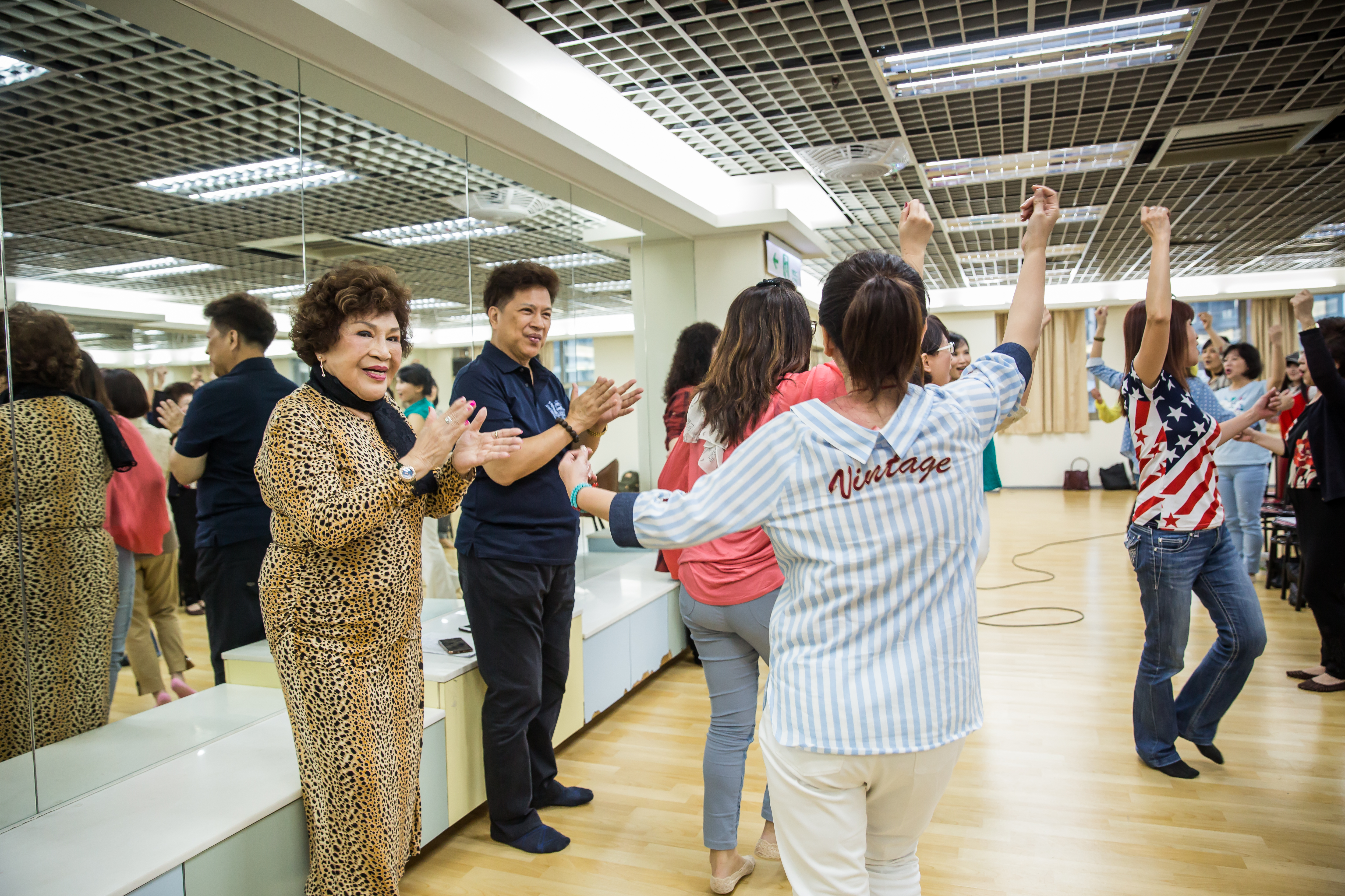 周遊（左）退休後，有空就帶著自己一手創立的「明星演唱團」表演做公益。