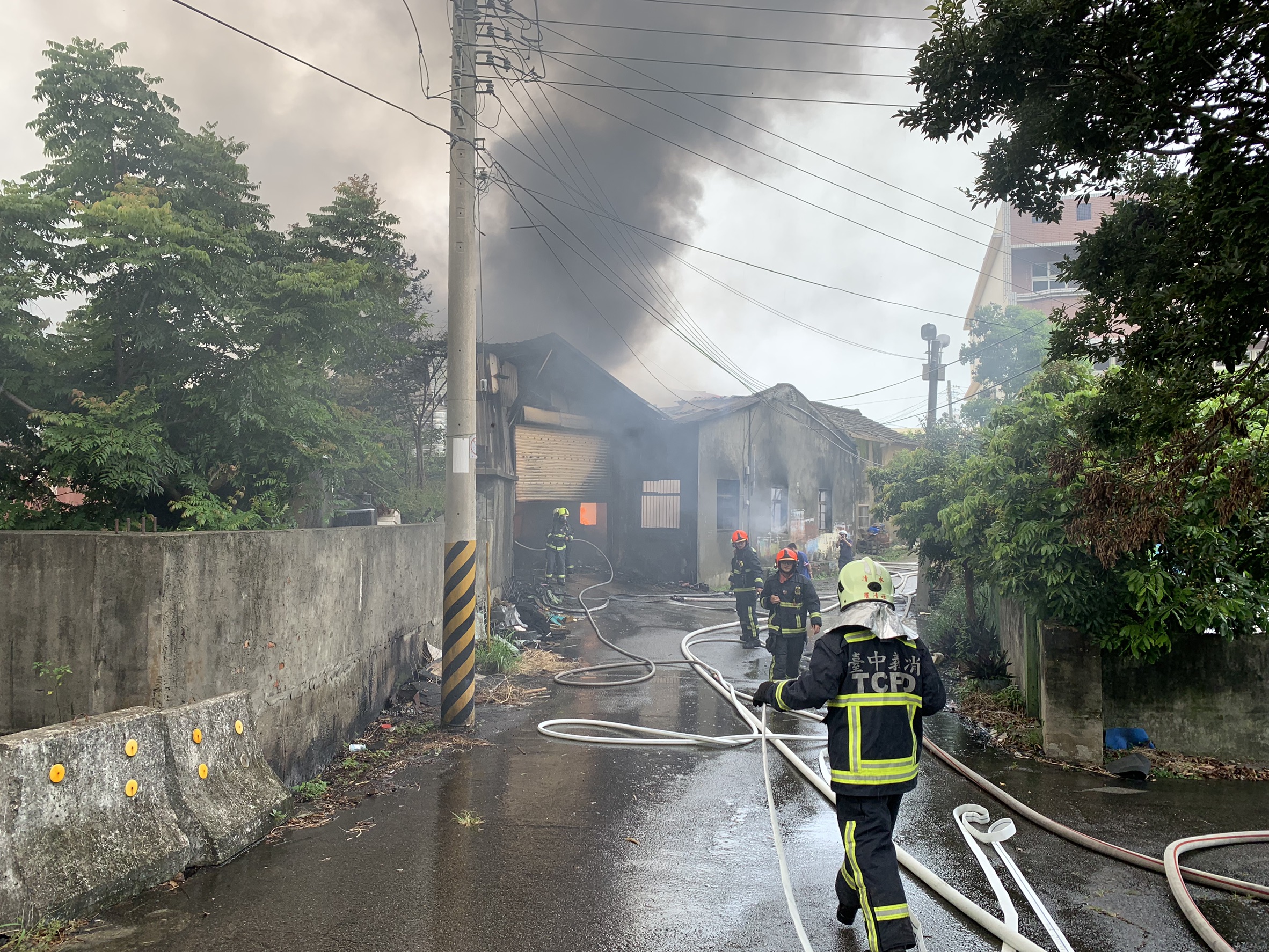 濃煙密佈，遠在西濱快速道路就可看到衝天黑煙。（翻攝畫面）