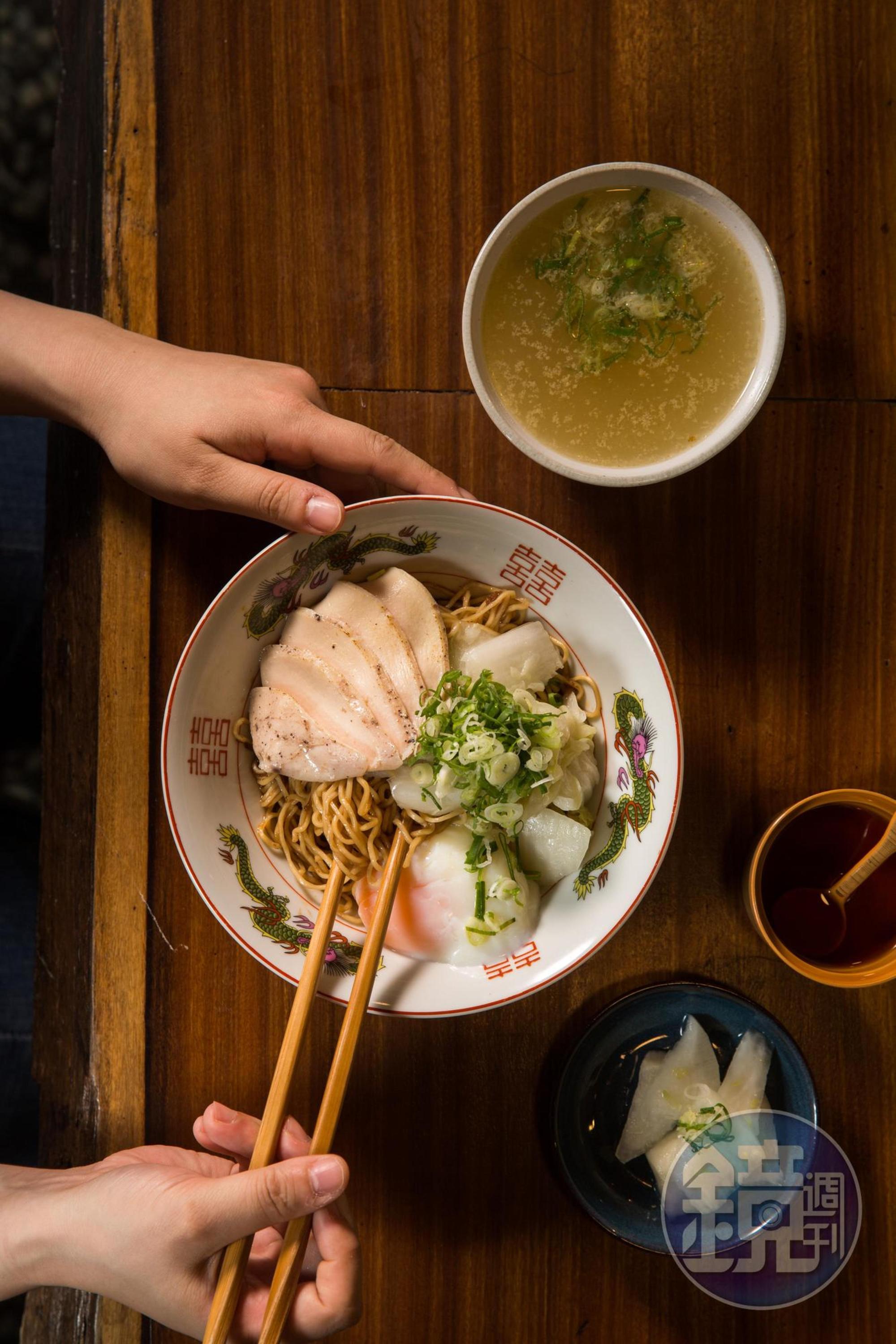 酸甜香的「老鷄拌麵」（200元／碗）和「老母鷄清湯」（上，40元／碗）是老闆最推的配搭。