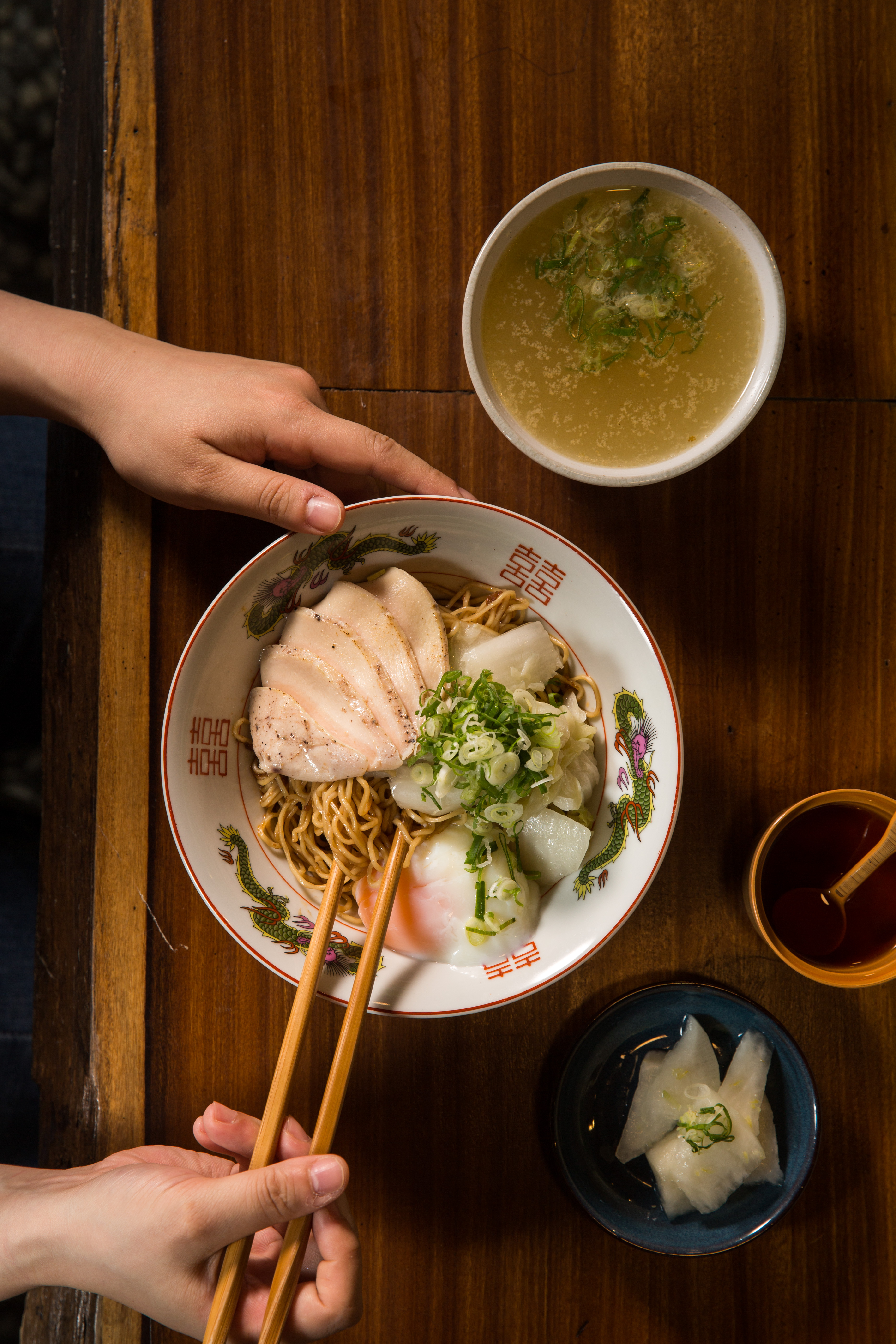 酸甜香的「老鷄拌麵」（200元／碗）和「老母鷄清湯」（上，40元／碗）是老闆最推的配搭。