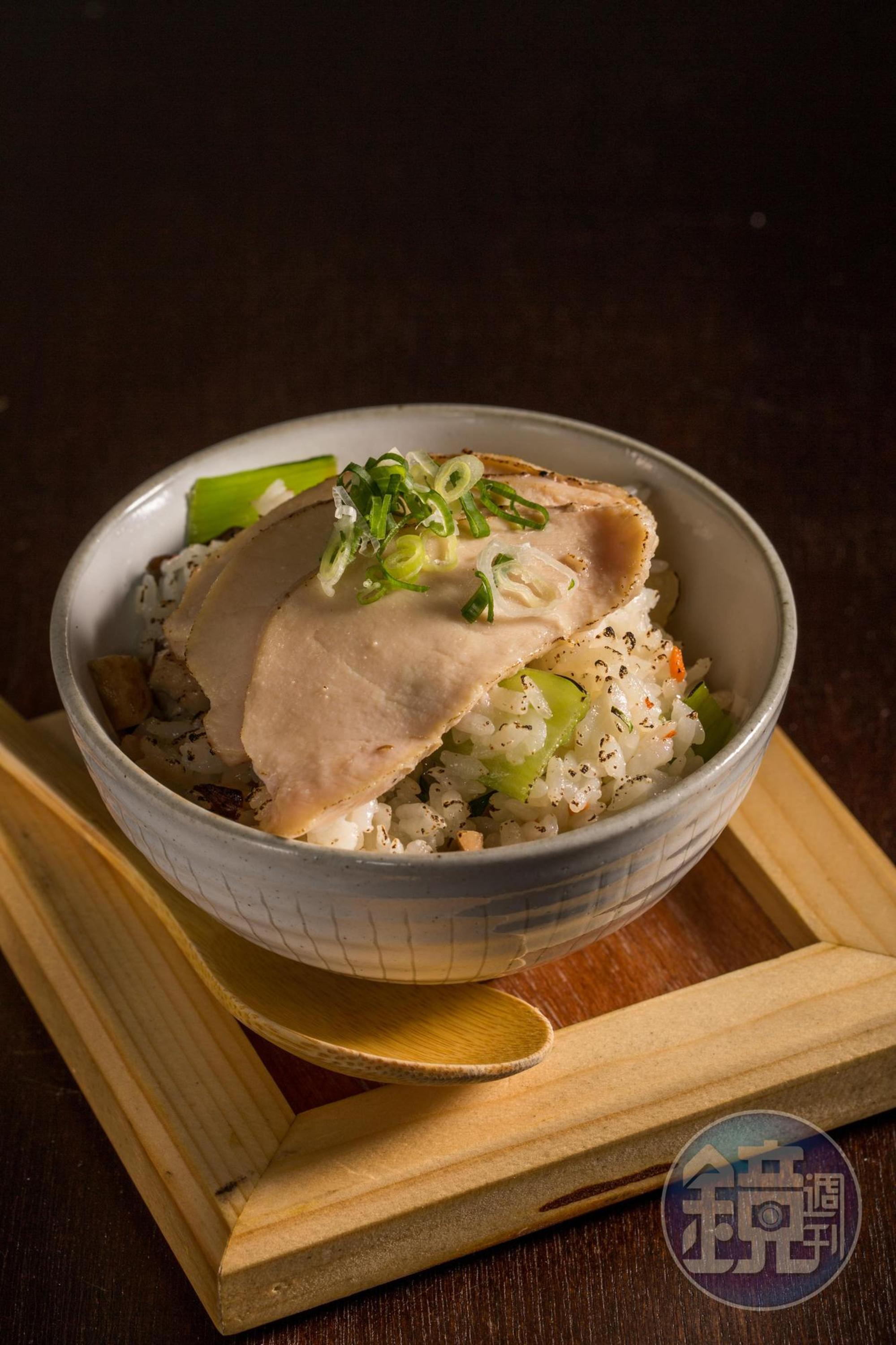 「野菜炊飯」用雞湯炊煮，適合夏天品嘗。（60元／碗）