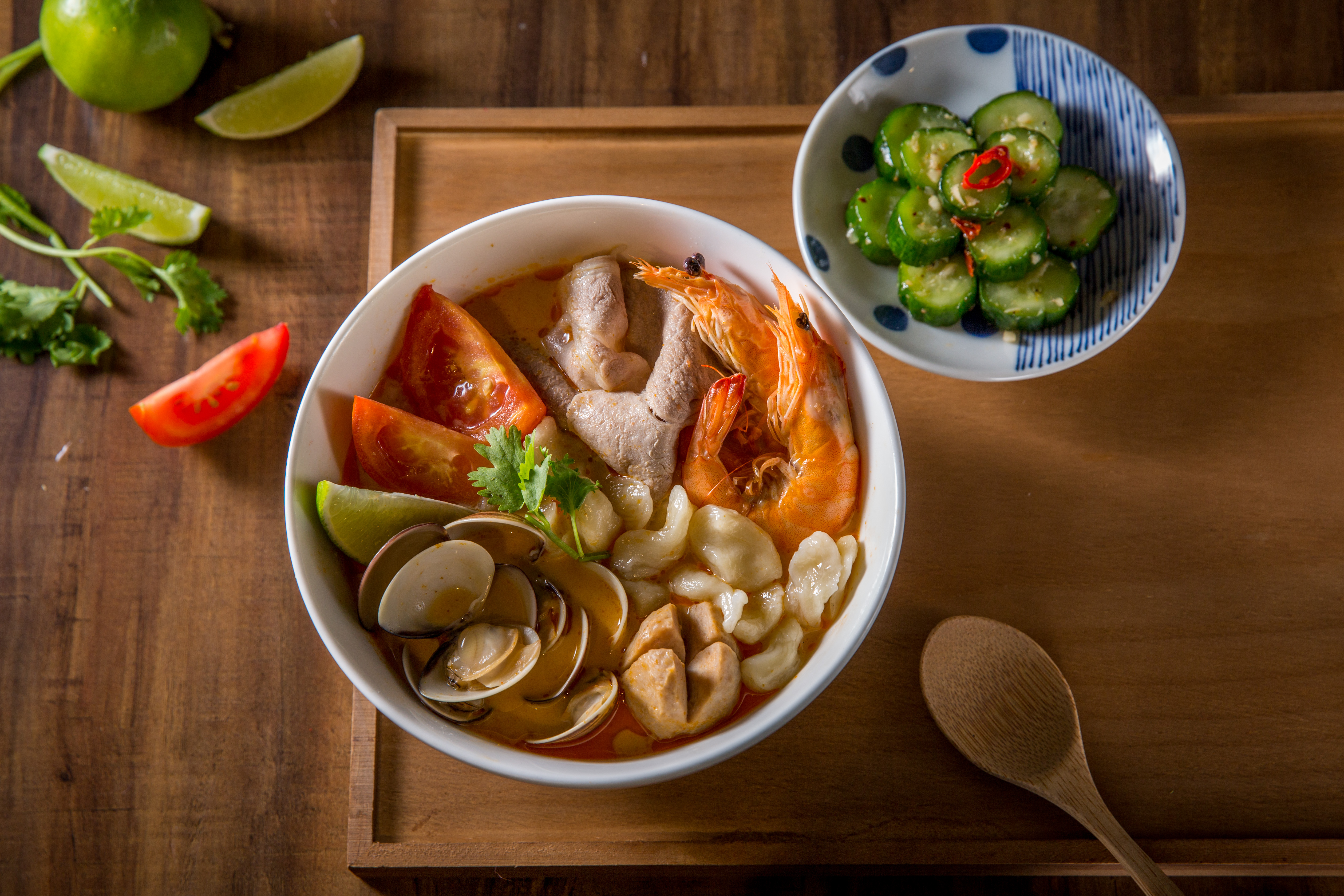 「泰式東央貢海陸麵疙瘩」辛辣湯頭多了椰奶的濃郁。（200元／碗，加80元升級套餐，可選開胃小菜及飲品。）