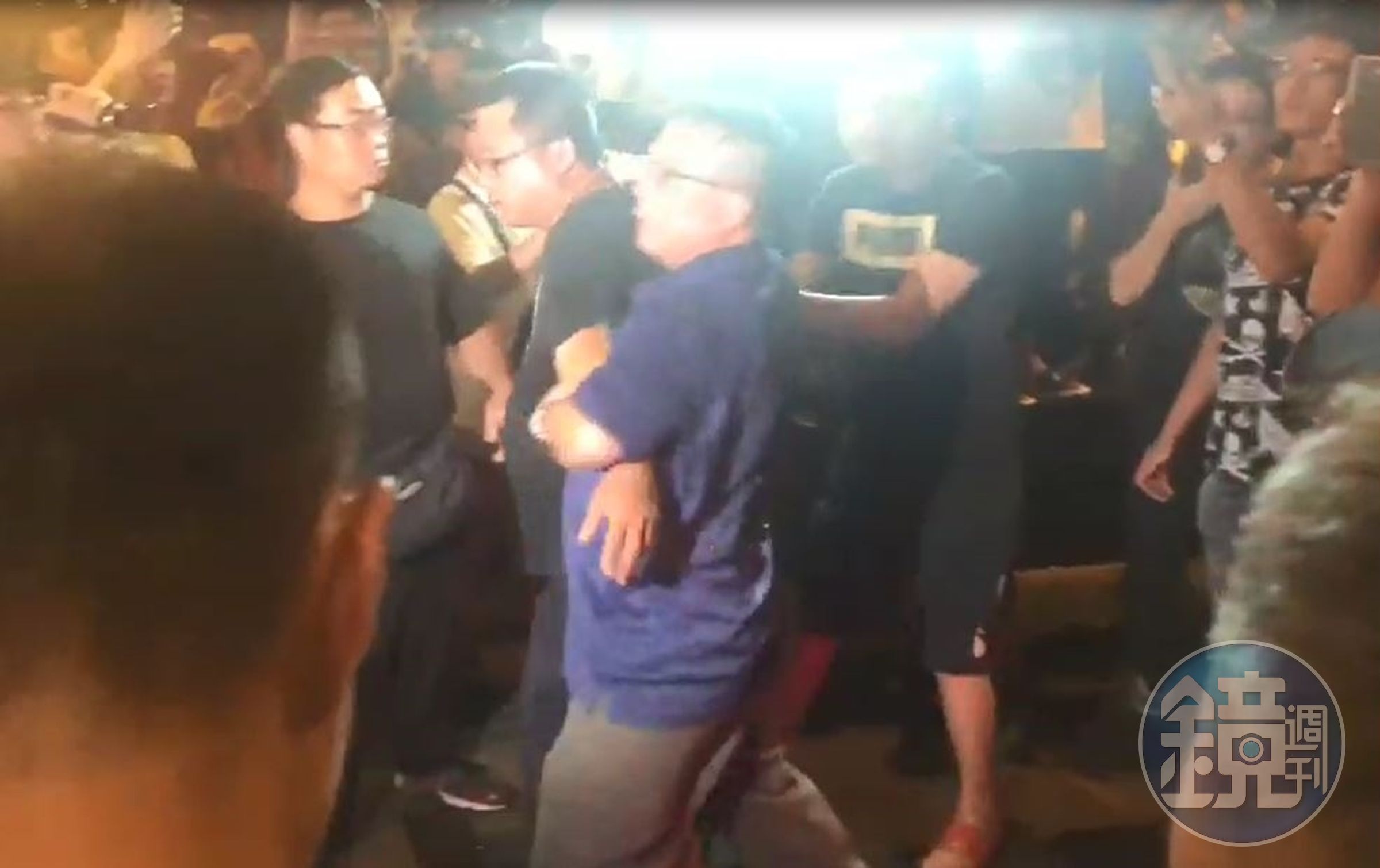500個鄉民在郭姓保母住處前，要衝進去討公道與警方爆發衝突。（翻攝臉書）