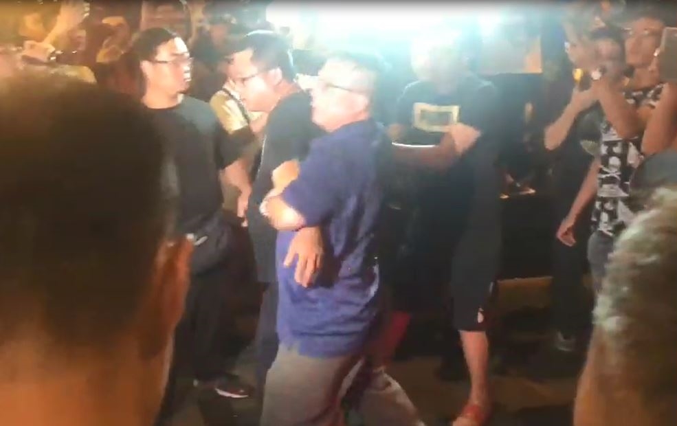 500個鄉民在郭姓保母住處前，要衝進去討公道與警方爆發衝突。（翻攝臉書）