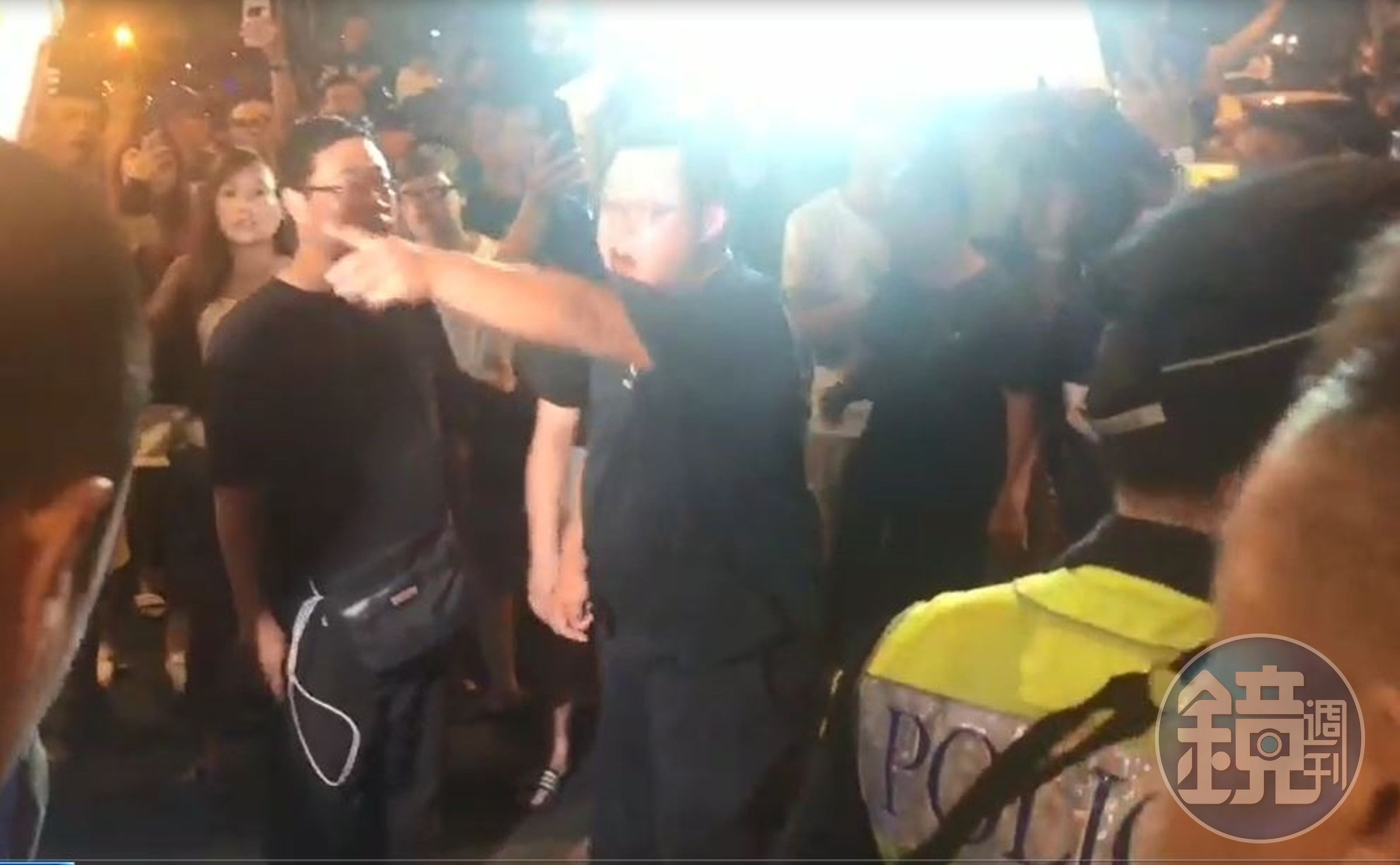 警方在數波的衝突中，噴辣椒水壓制，也接連逮捕數人，但為平息眾怒，又將人放回。（翻攝臉書）
