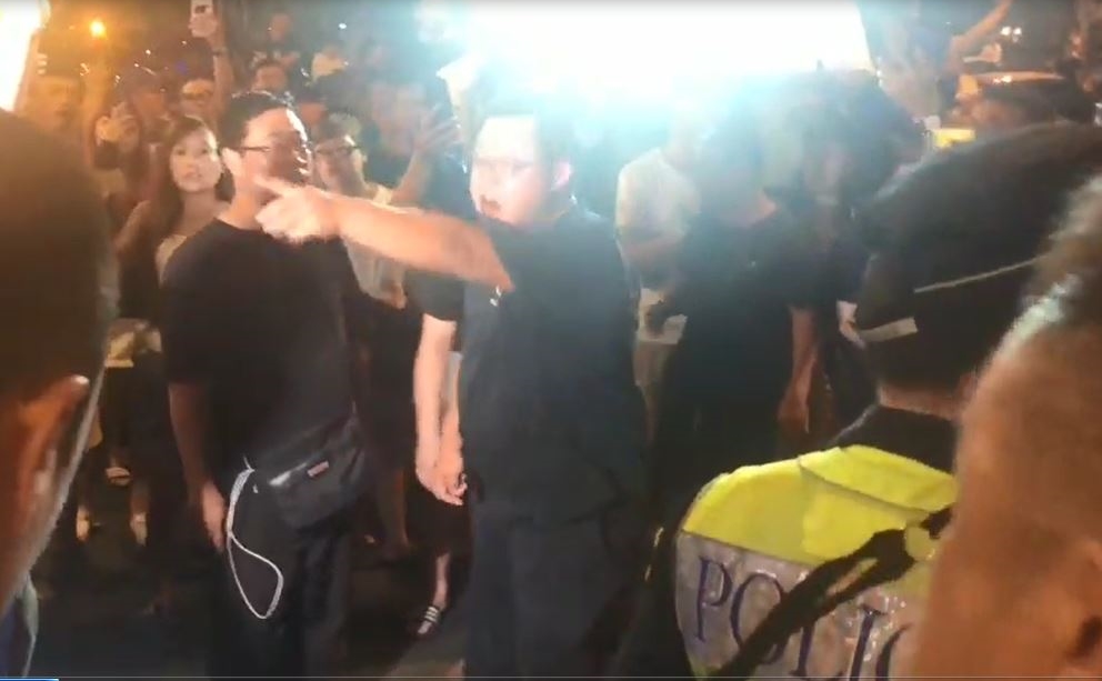 警方在數波的衝突中，噴辣椒水壓制，也接連逮捕數人，但為平息眾怒，又將人放回。（翻攝臉書）