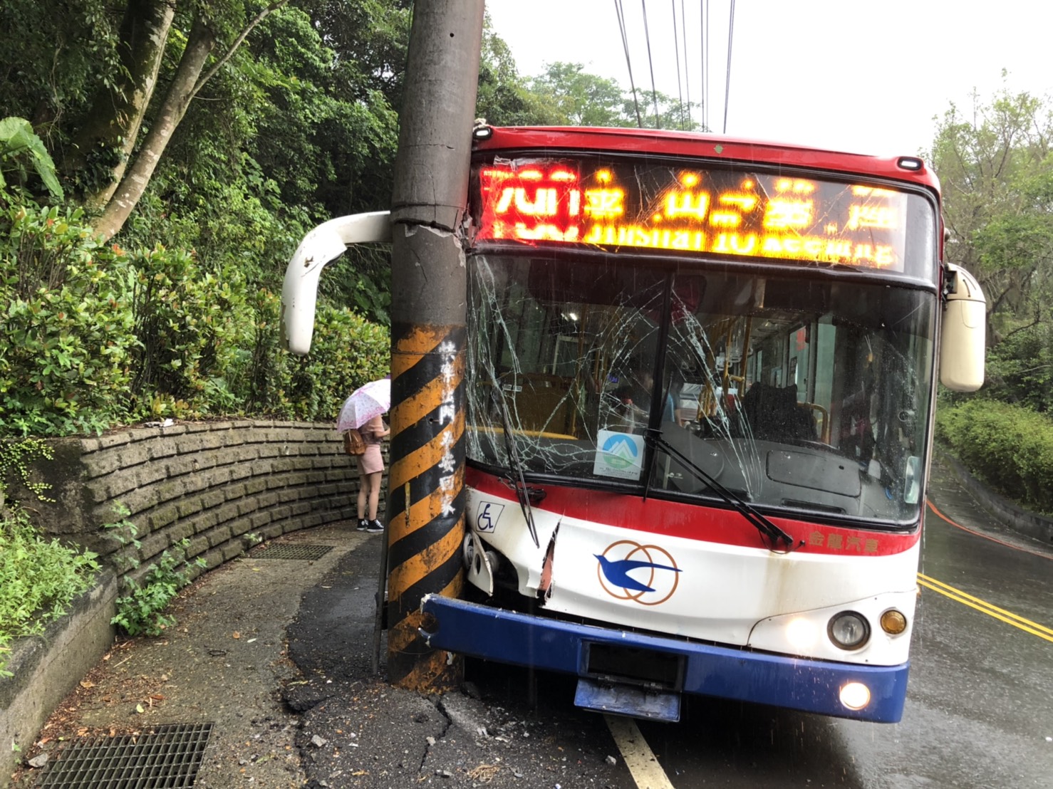 基隆客運公車27日下午在新北與基隆市交界處，離奇自撞電線桿，造成16名乘客受傷送醫。（翻攝畫面）