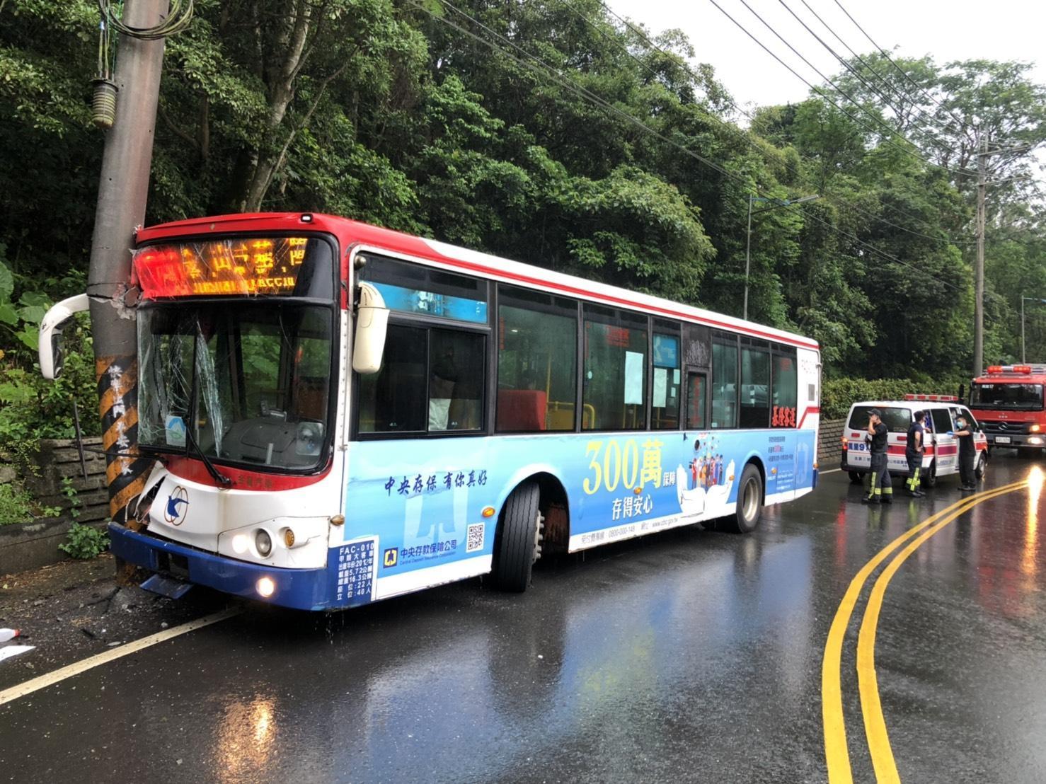 基隆客運公車27日下午在新北與基隆市交界處，離奇自撞電線桿，造成16名乘客受傷送醫。（翻攝畫面）