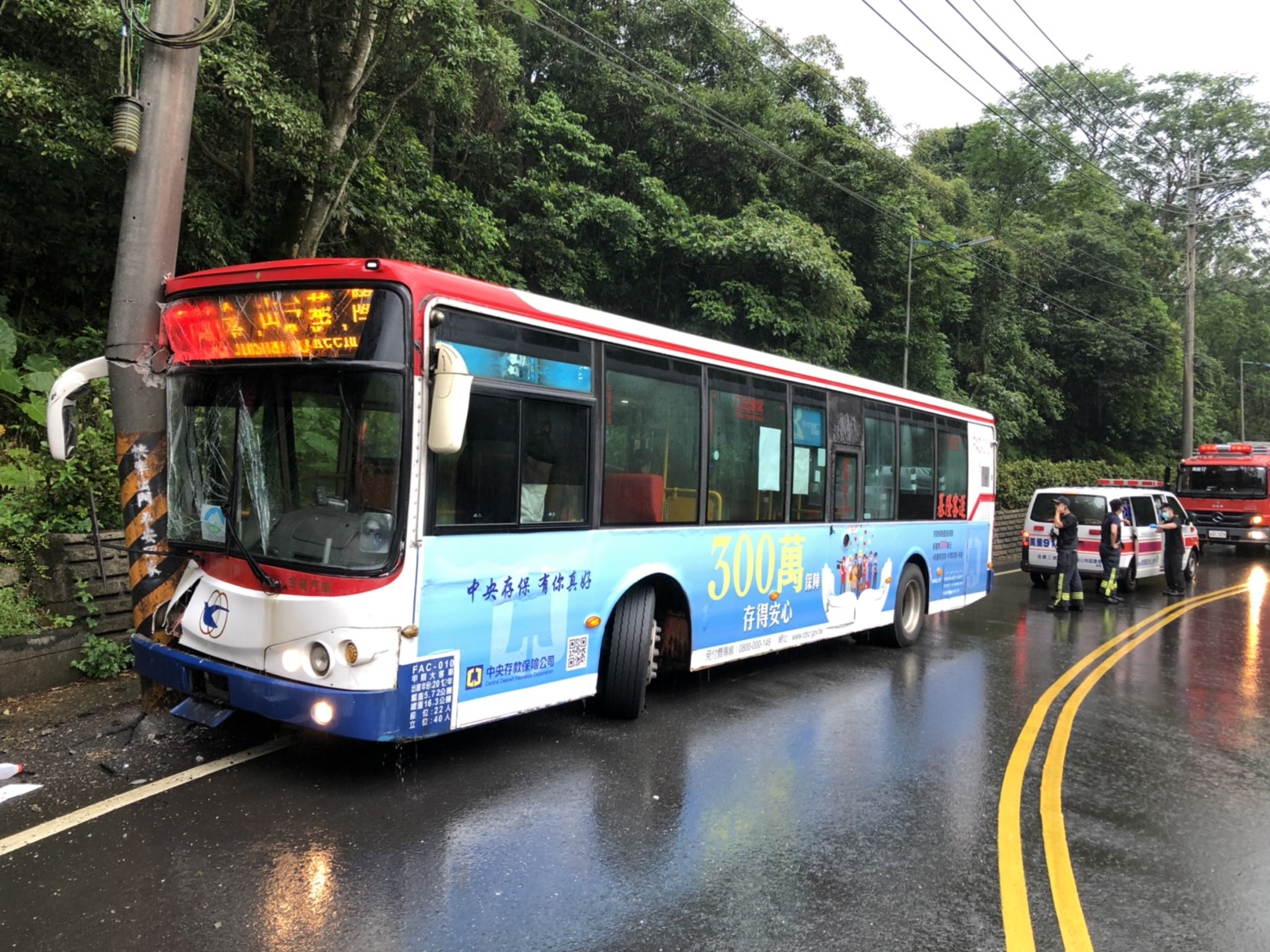 基隆客運公車27日下午在新北與基隆市交界處,離奇自撞電線桿,造成16名乘客受傷送醫。(翻攝畫面)