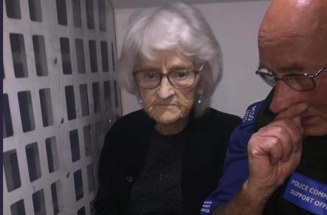 英國警方日前逮捕一名93歲的老奶奶,但這位老奶奶卻開心被逮捕,家人也很感謝警方願意逮捕她。(翻攝Pam Smith推特)