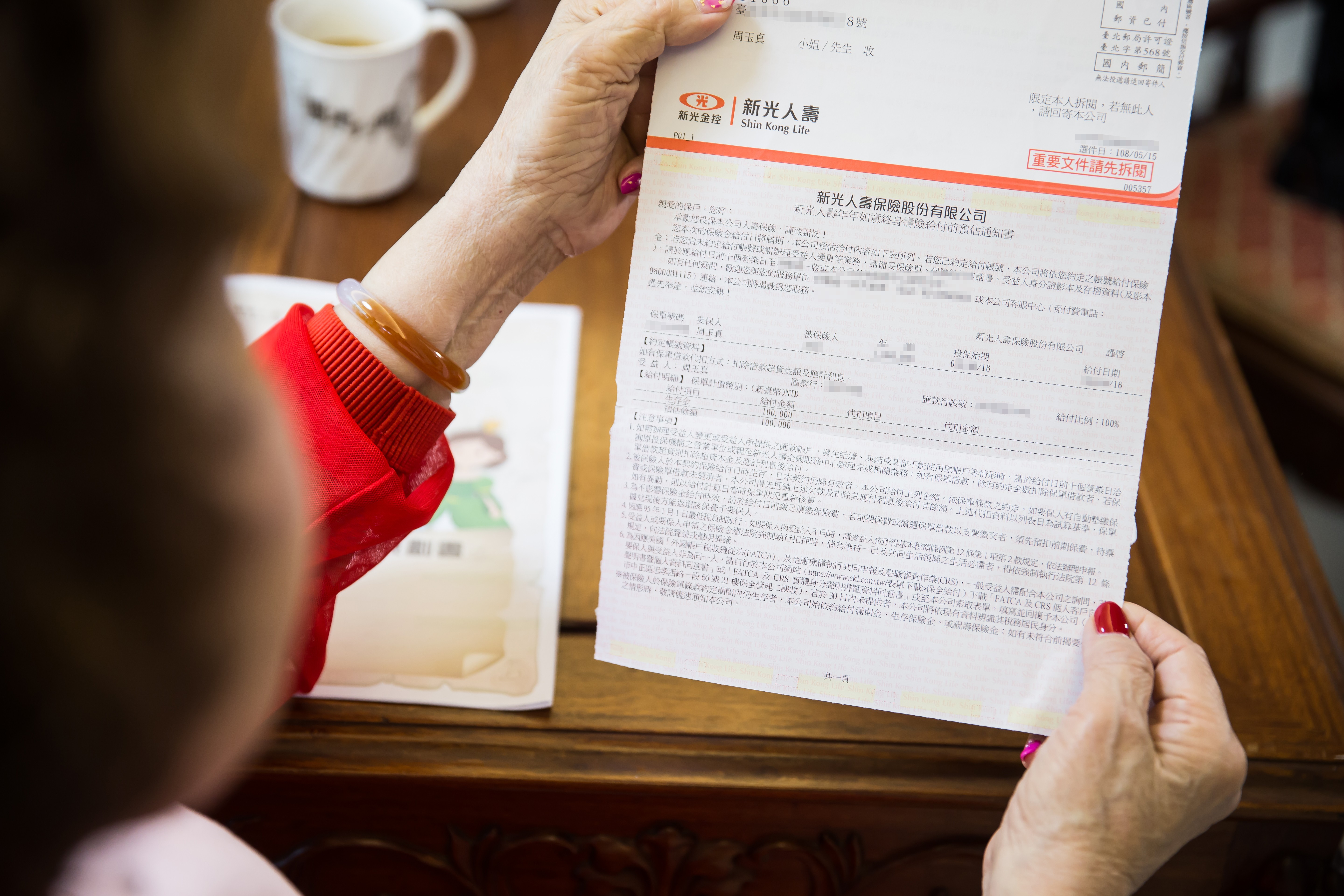 採訪當天，周遊恰好收到保險公司寄來的10萬元保險金給付通知。