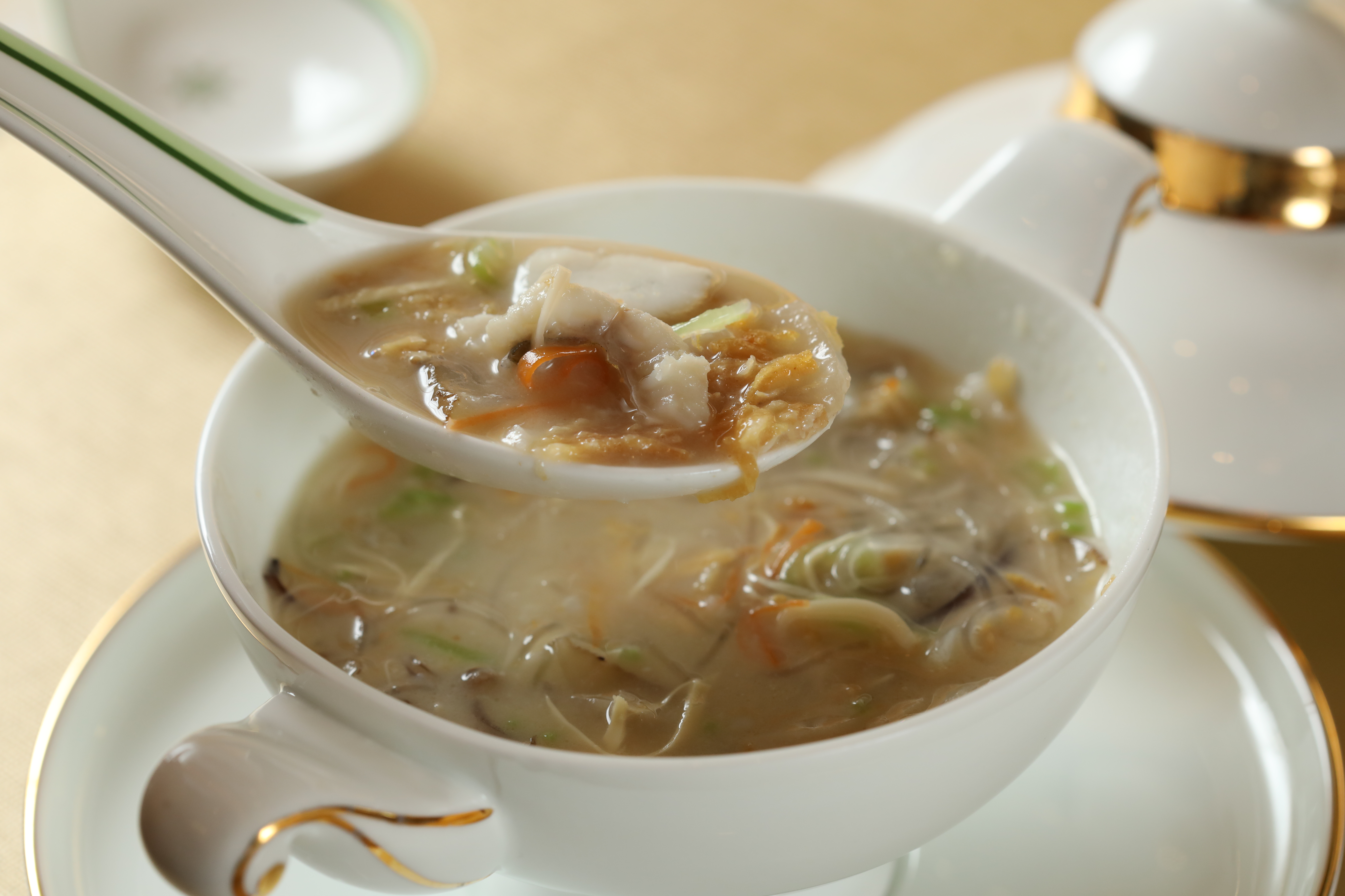 改良自順德傳統菜的「海參魚蓉羹」酥嫩爽滑，又有層次。