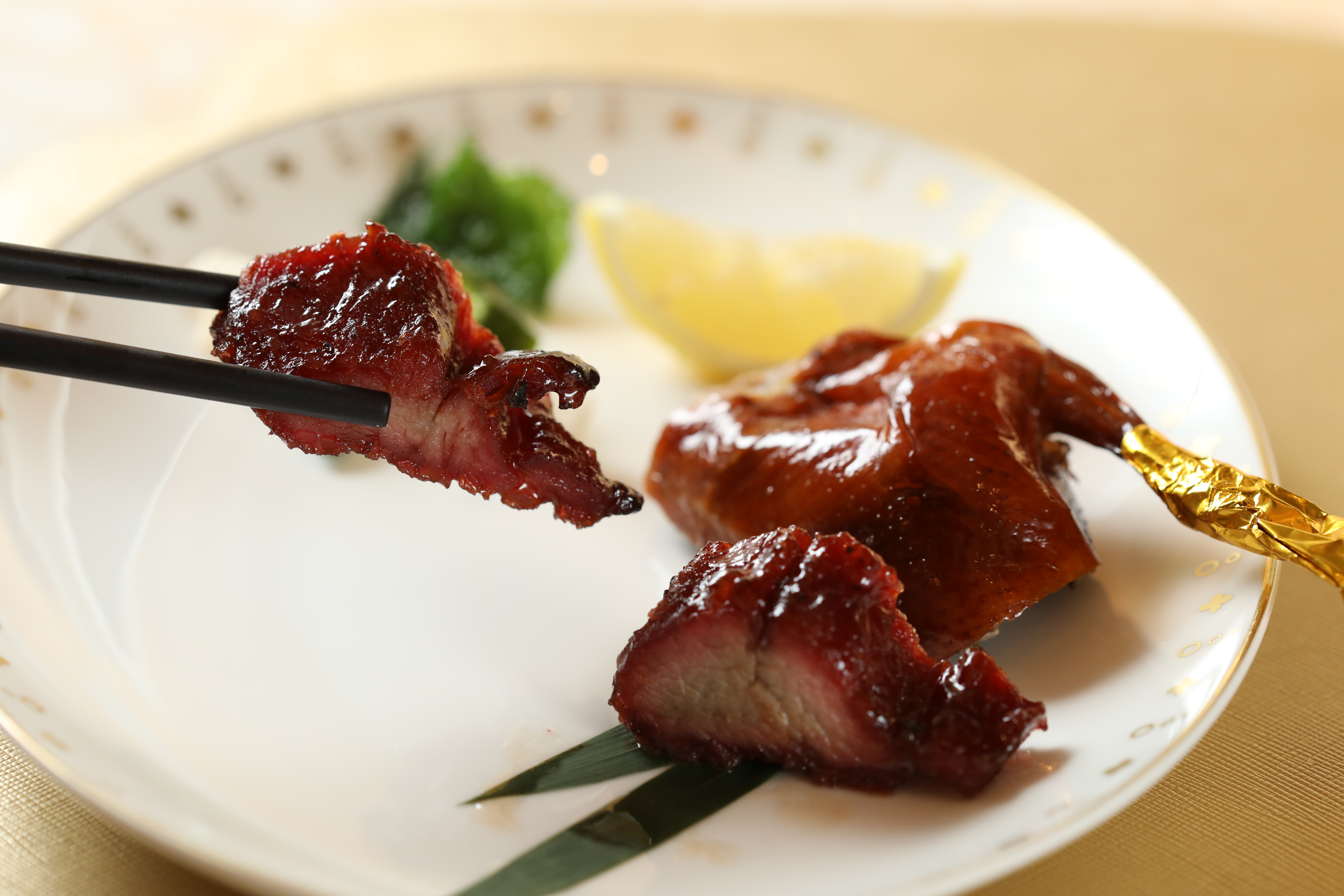 用荔枝木烤爐製作的「紅燒太子鴿拼蜜汁黑豚肉叉燒」。