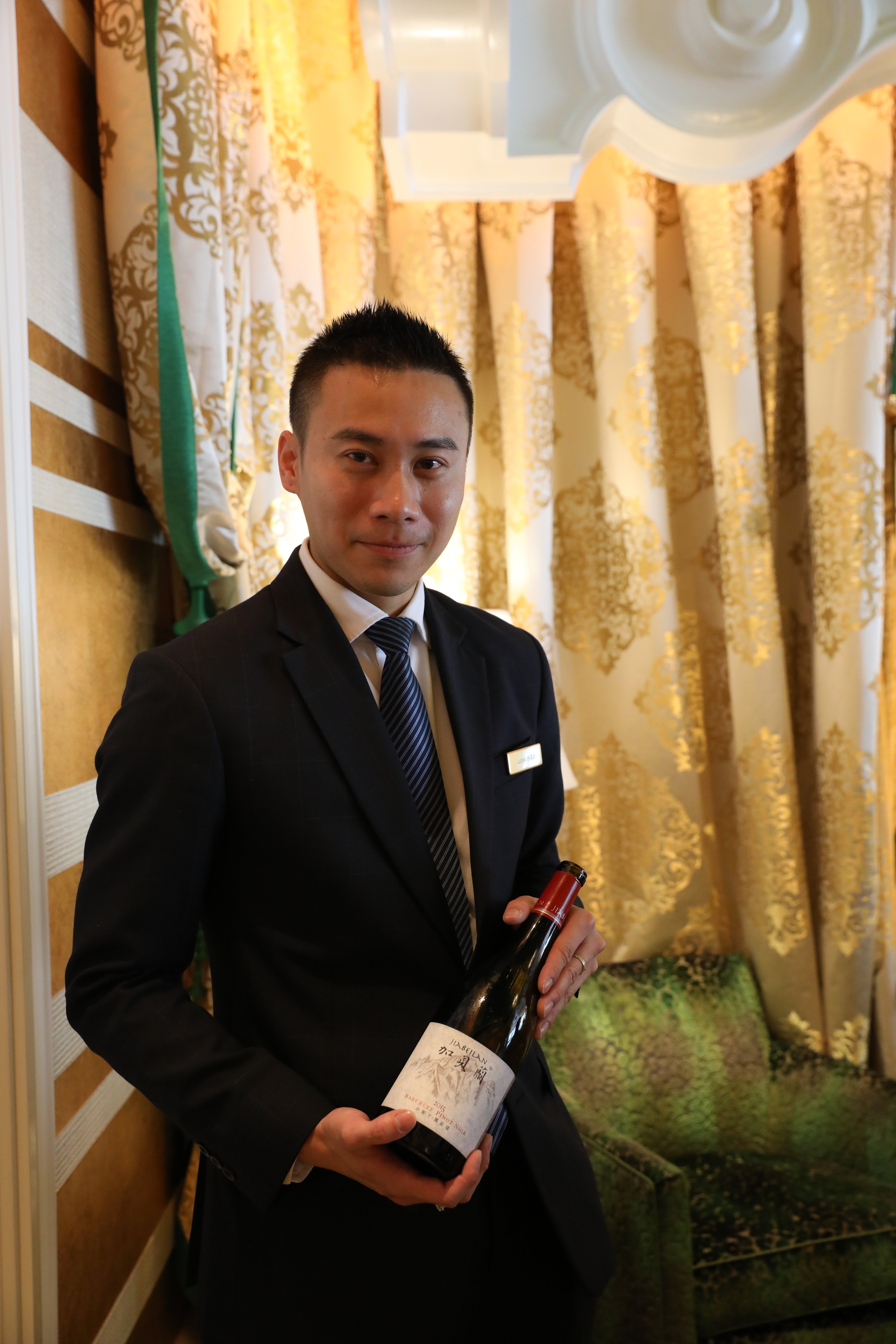 永利宮的侍酒師配酒非常專業。