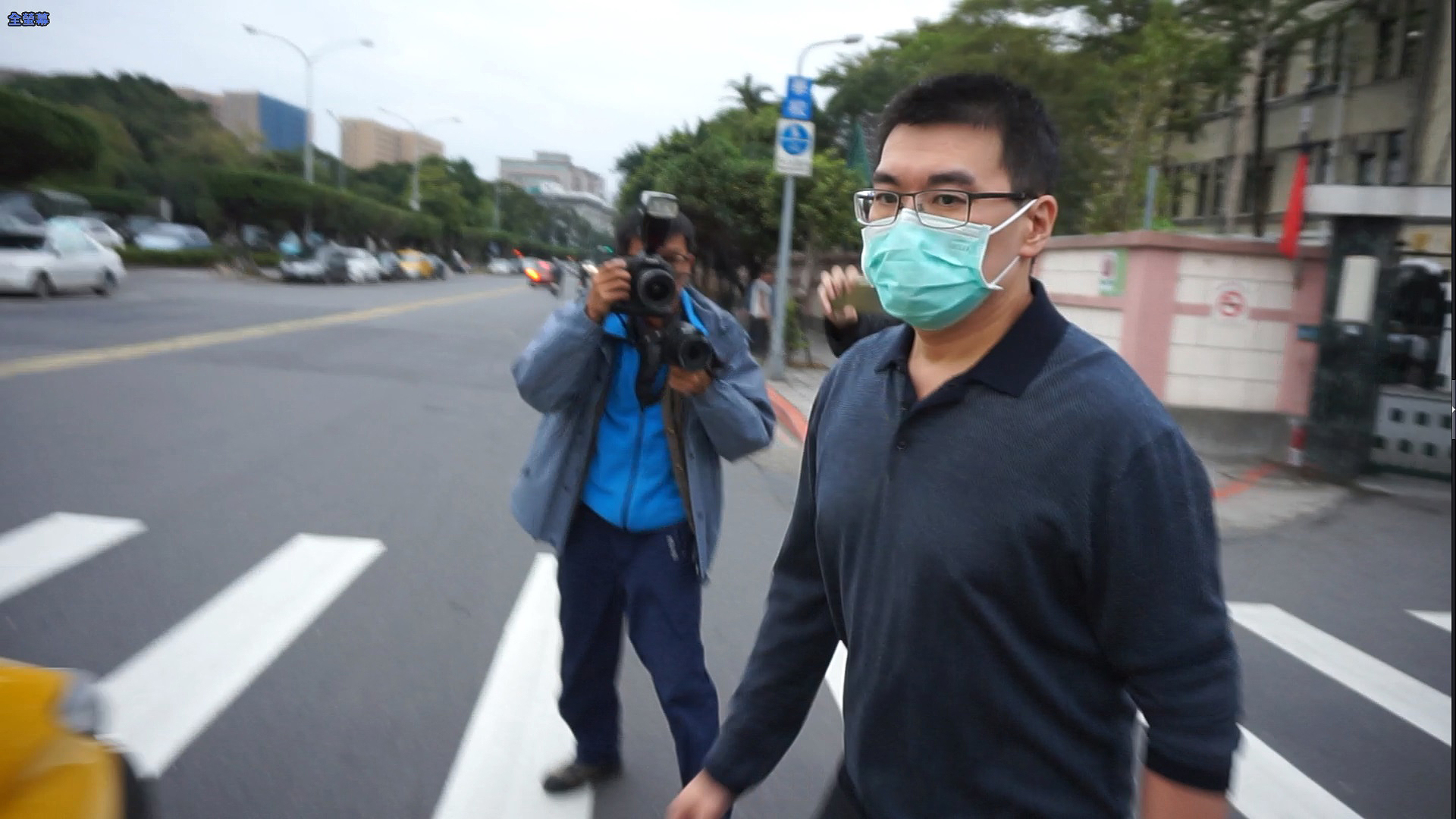 趙建銘被控聽了台開董事長蘇德建說的內線利多消息，之後與時任國小校長的父親趙玉柱合買台開股票5,000張牟利。