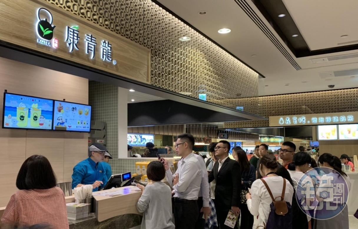 康青龍人文茶飲101百貨門市27日開幕，吸引排隊人潮。