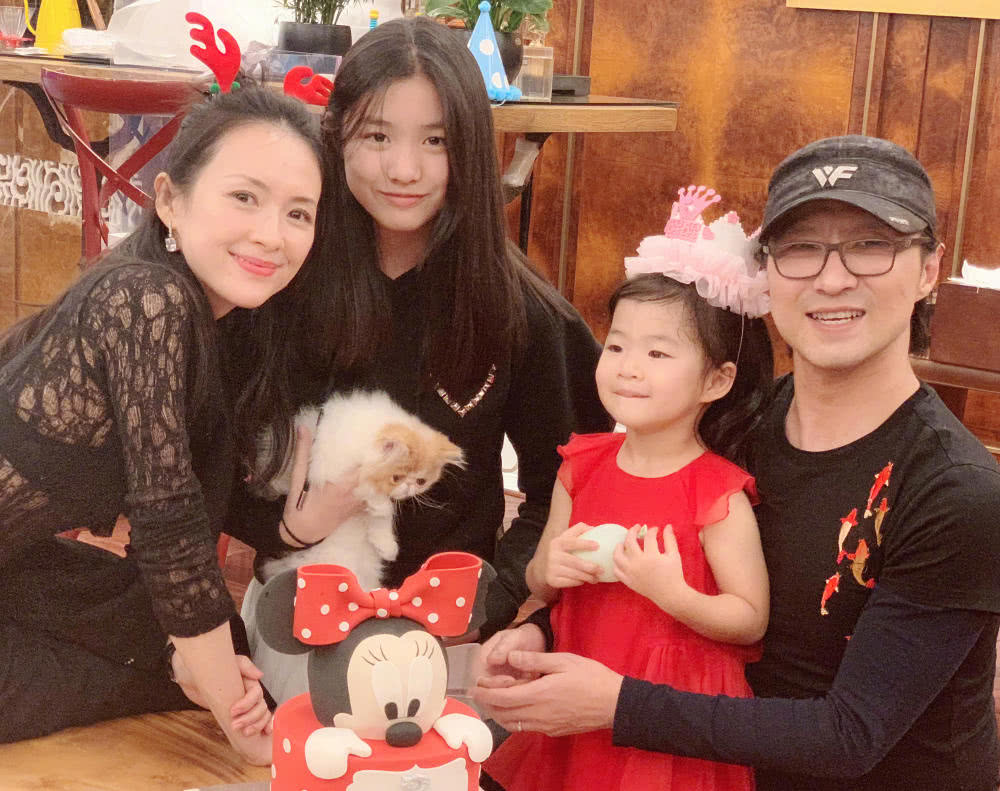 章子怡時常在微博po全家福照,感覺幸福美滿。(翻攝自微博)