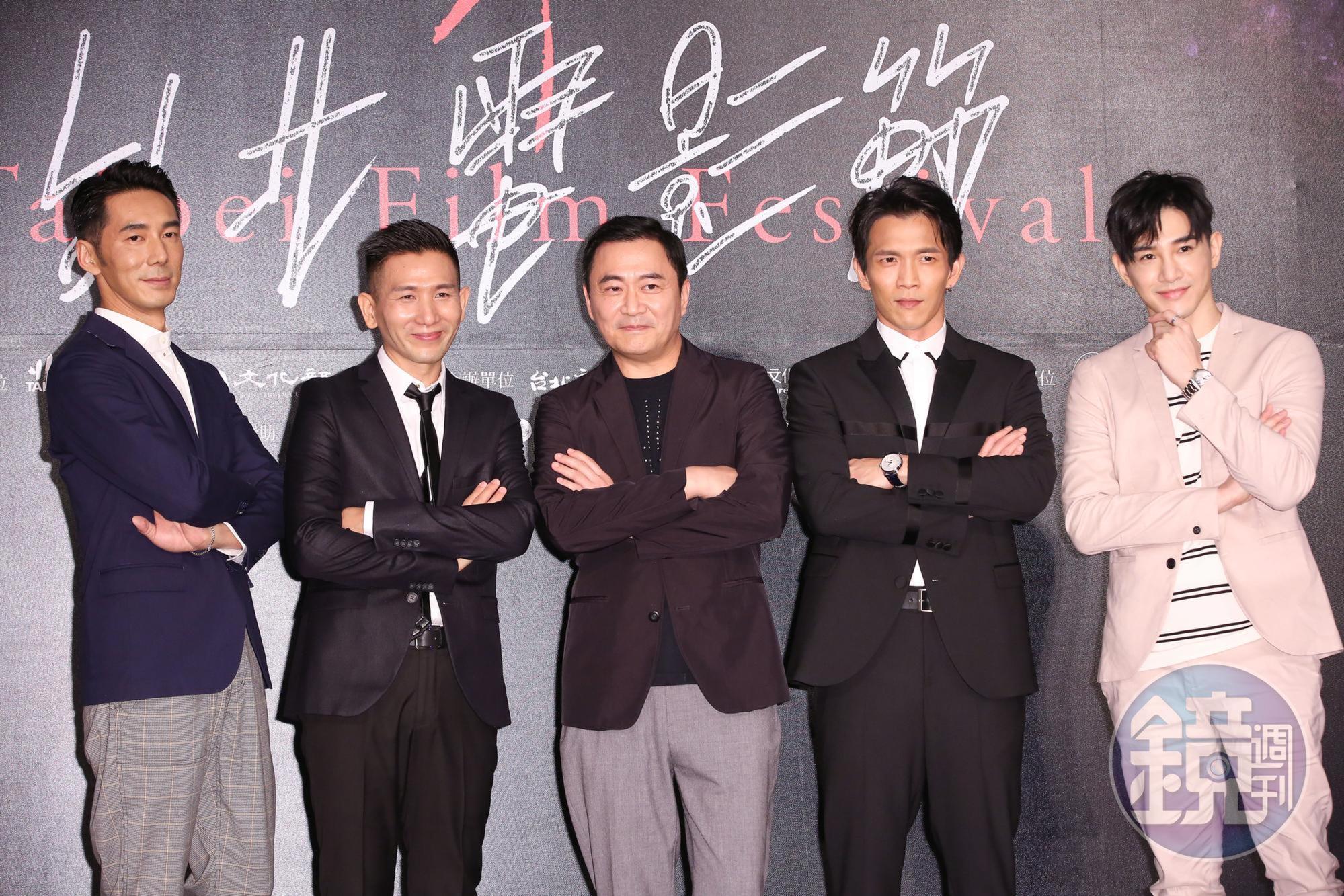 《灼人秘密》的男星群，李李仁（左起）、導演趙德胤、湯志偉、黃尚禾、張立昂，擺起姿勢被笑好像再拍《角頭》。