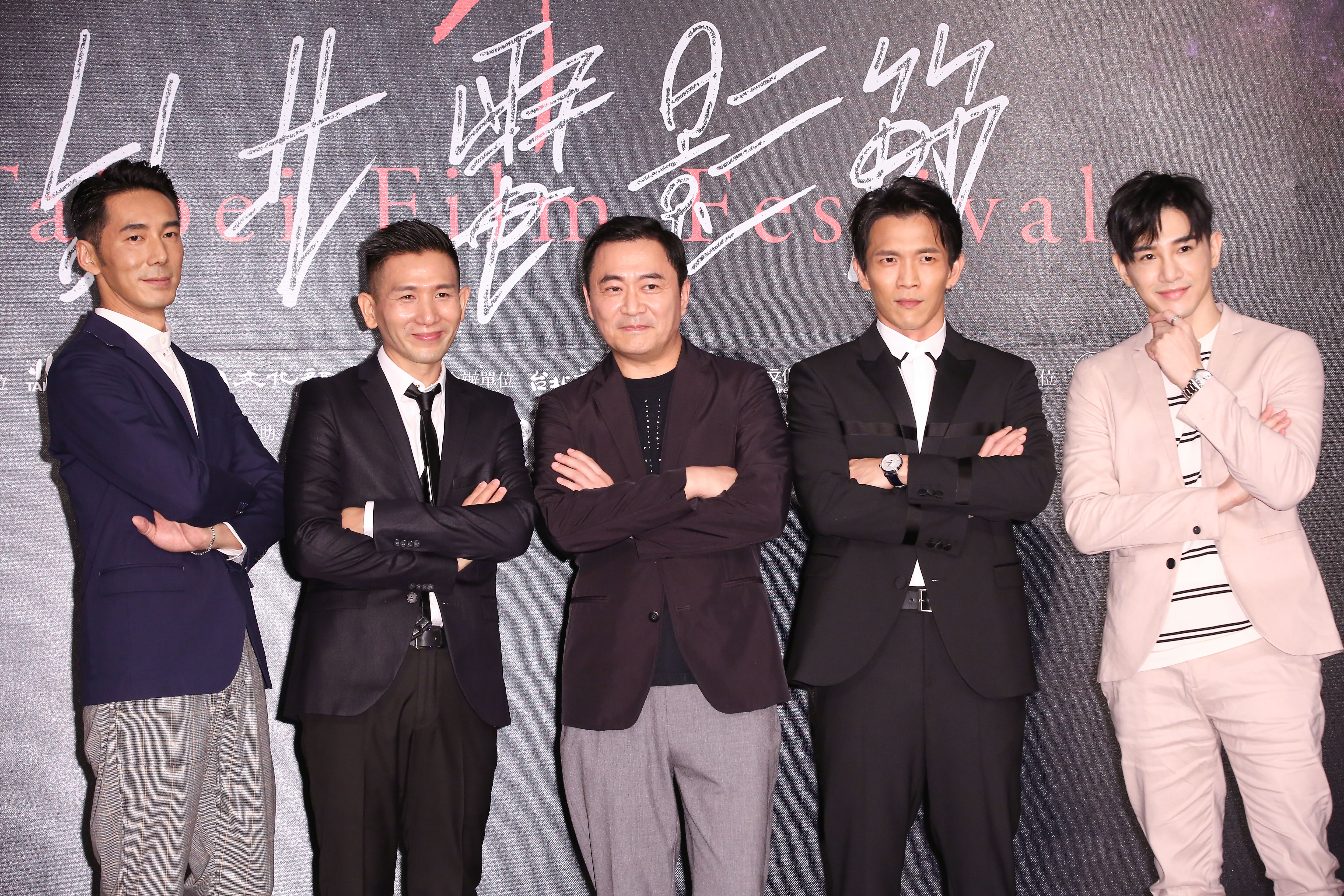《灼人秘密》的男星群，李李仁（左起）、導演趙德胤、湯志偉、黃尚禾、張立昂，擺起姿勢被笑好像再拍《角頭》。