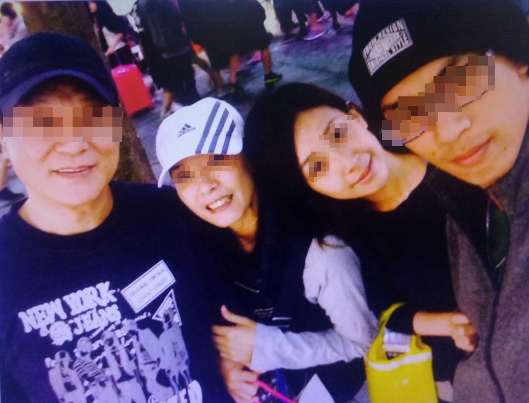 本刊取得王可莉（左二）全家福的照片，王可莉的正妹女兒（右二）及女婿（右一）也跟著曝光。