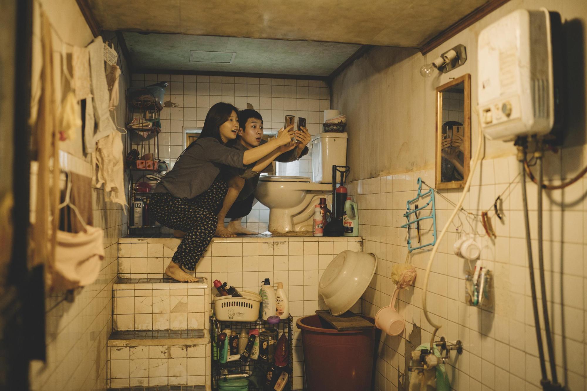 《寄生上流》裡的貧窮家庭付不出wifi費用,宋康昊的一對兒女考不上大學卻有著超強的生存技能。