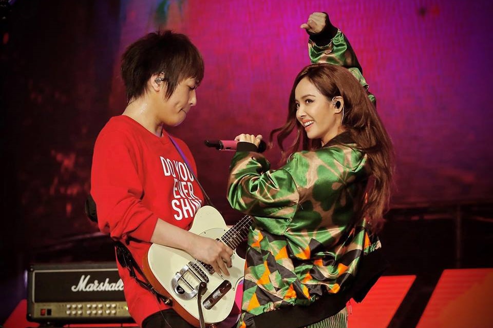 蔡依林發文思考走紅毯的意義，五月天主唱阿信立刻用3個表情貼圖「🙂🌟❤️」回文力挺。（翻攝自五月天阿信粉絲專頁）