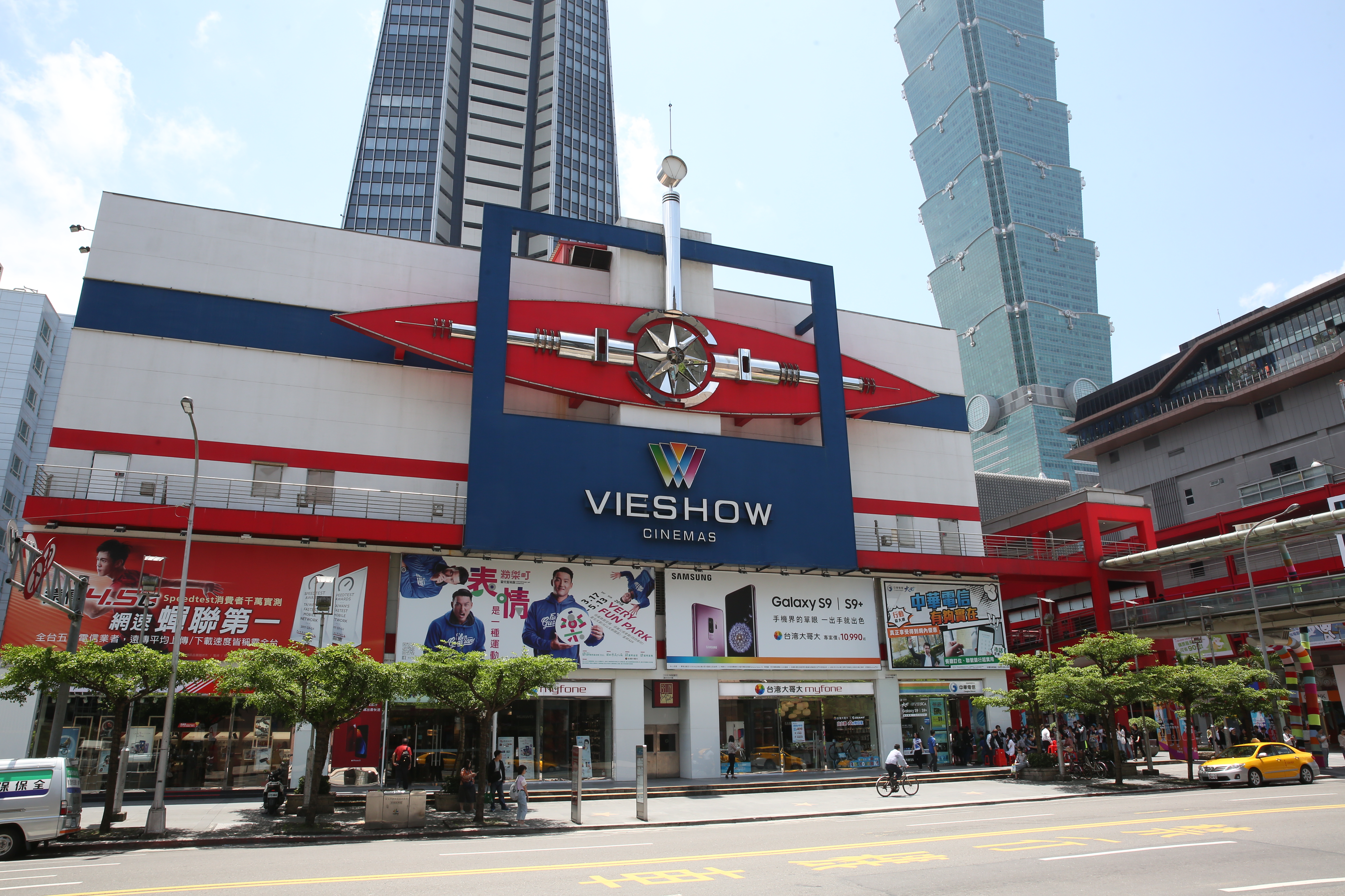 暑期強檔輪番上陣，想要到電影院感受聲光影像的刺激，刷對卡才能省荷包。