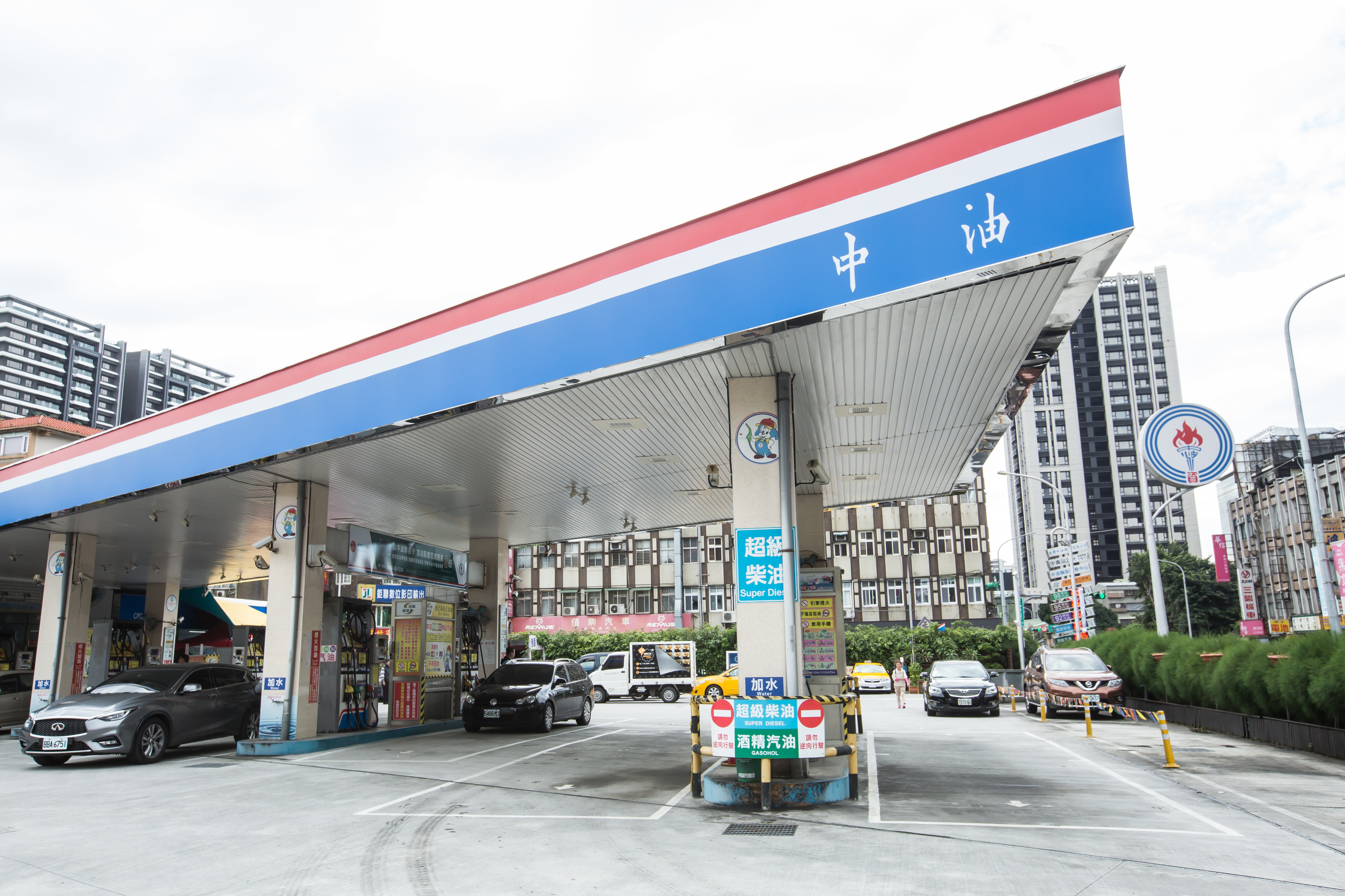 暑假打算開車旅遊去，油錢大增，刷對卡可以省很大。