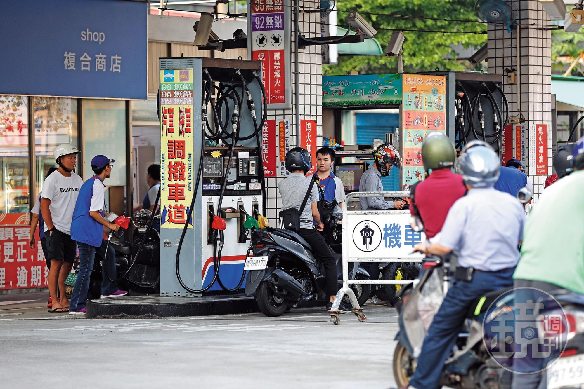開車族想要加油最省，現在有回饋達5％的信用卡可選。