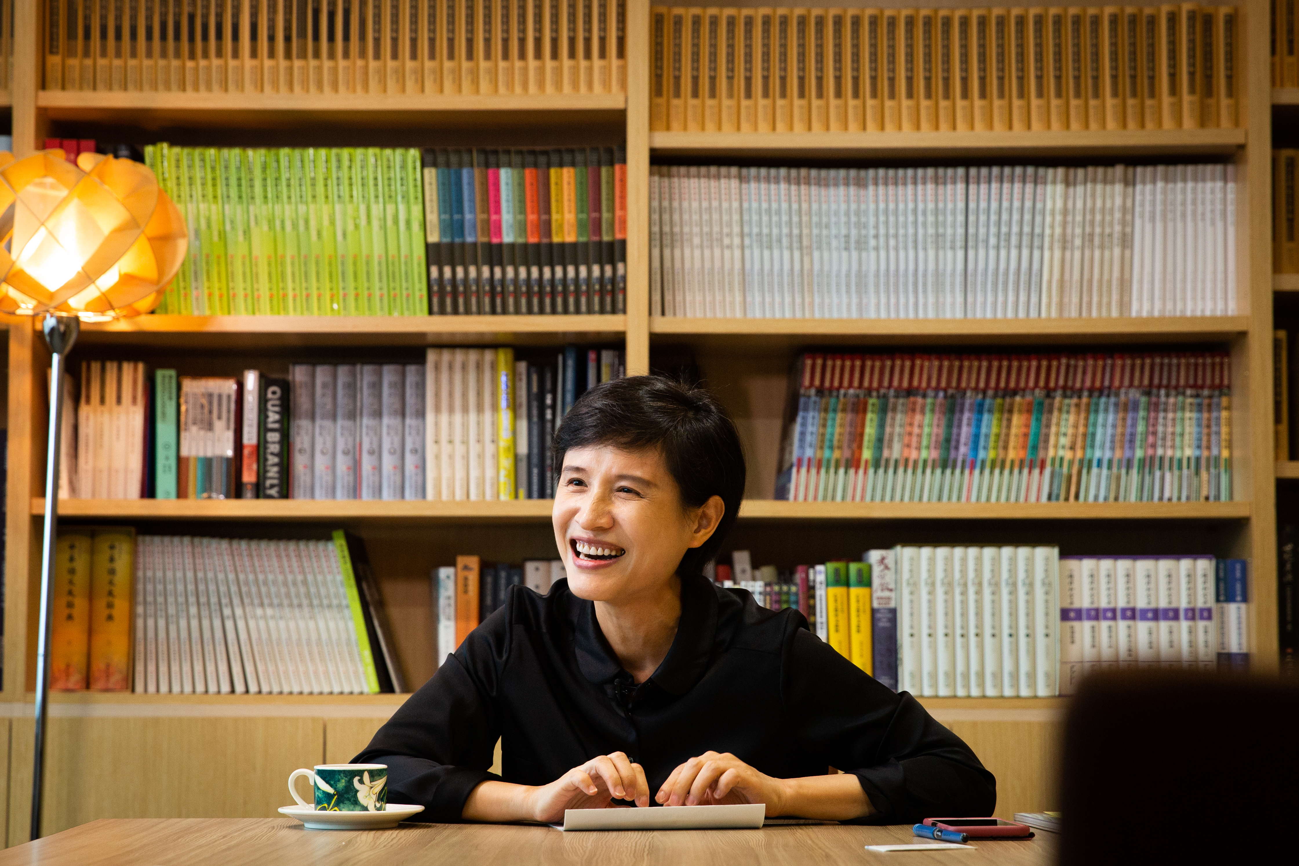 談政策與理念，鄭麗君很正經，直到聊起5歲的孩子，表情才放鬆。